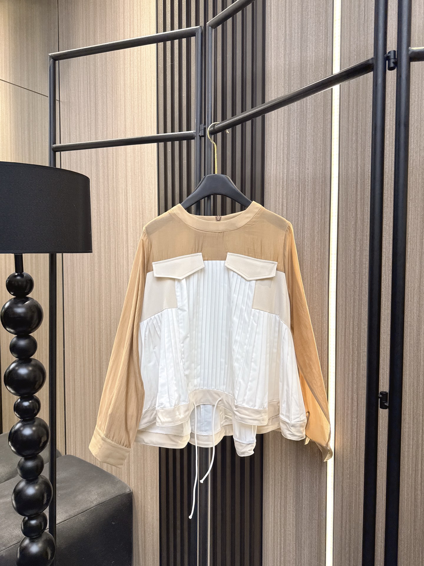 ✨✨✨Sacai✨✨✨ 2025秋冬新款撞色拼接×立体剪裁百褶A字版型，抽绳设计一拉秒变辣妹。🔥三个色S