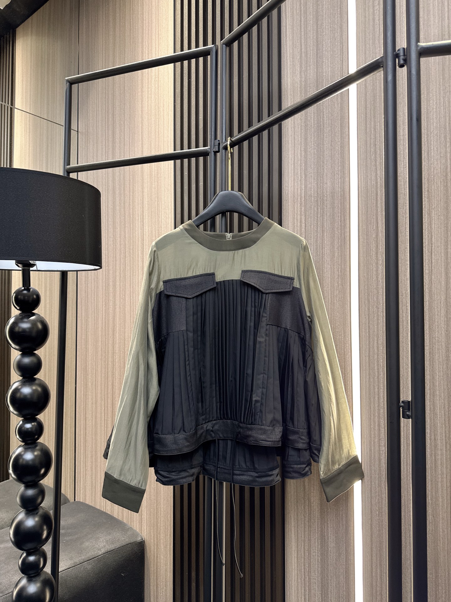 ✨✨✨Sacai✨✨✨ 2025秋冬新款撞色拼接×立体剪裁百褶A字版型，抽绳设计一拉秒变辣妹。🔥三个色S