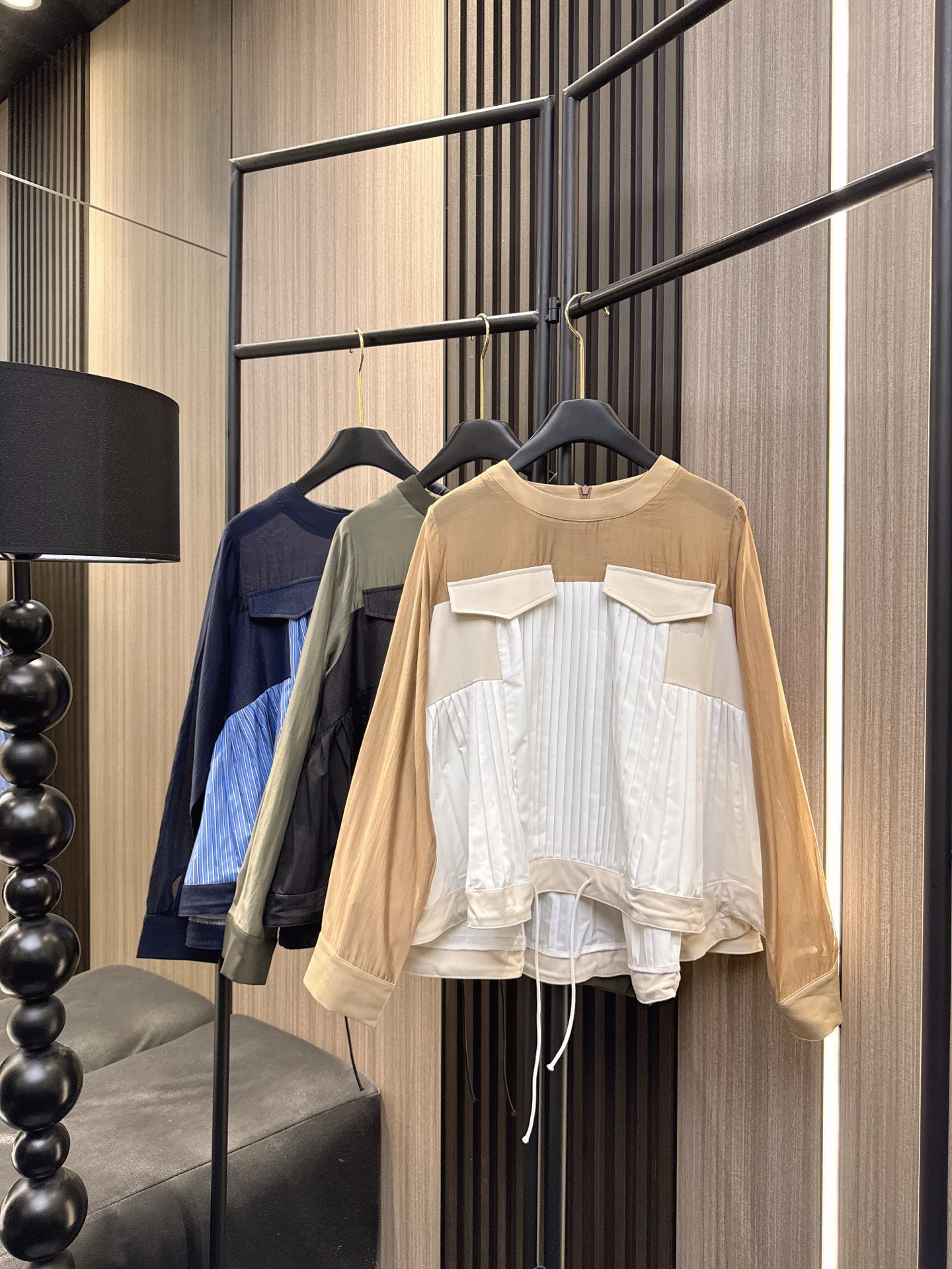 ✨✨✨Sacai✨✨✨ 2025秋冬新款撞色拼接×立体剪裁百褶A字版型，抽绳设计一拉秒变辣妹。🔥三个色S