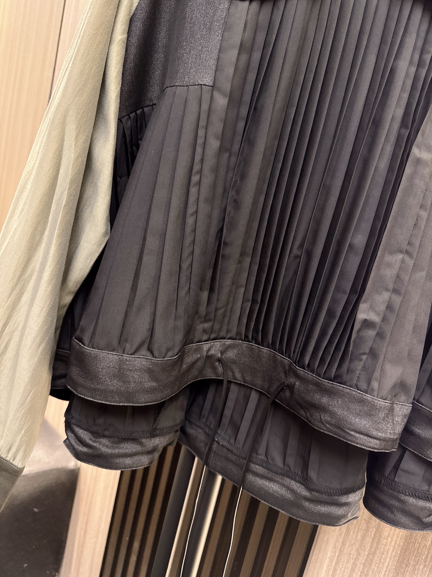 ✨✨✨Sacai✨✨✨ 2025秋冬新款撞色拼接×立体剪裁百褶A字版型，抽绳设计一拉秒变辣妹。🔥三个色S