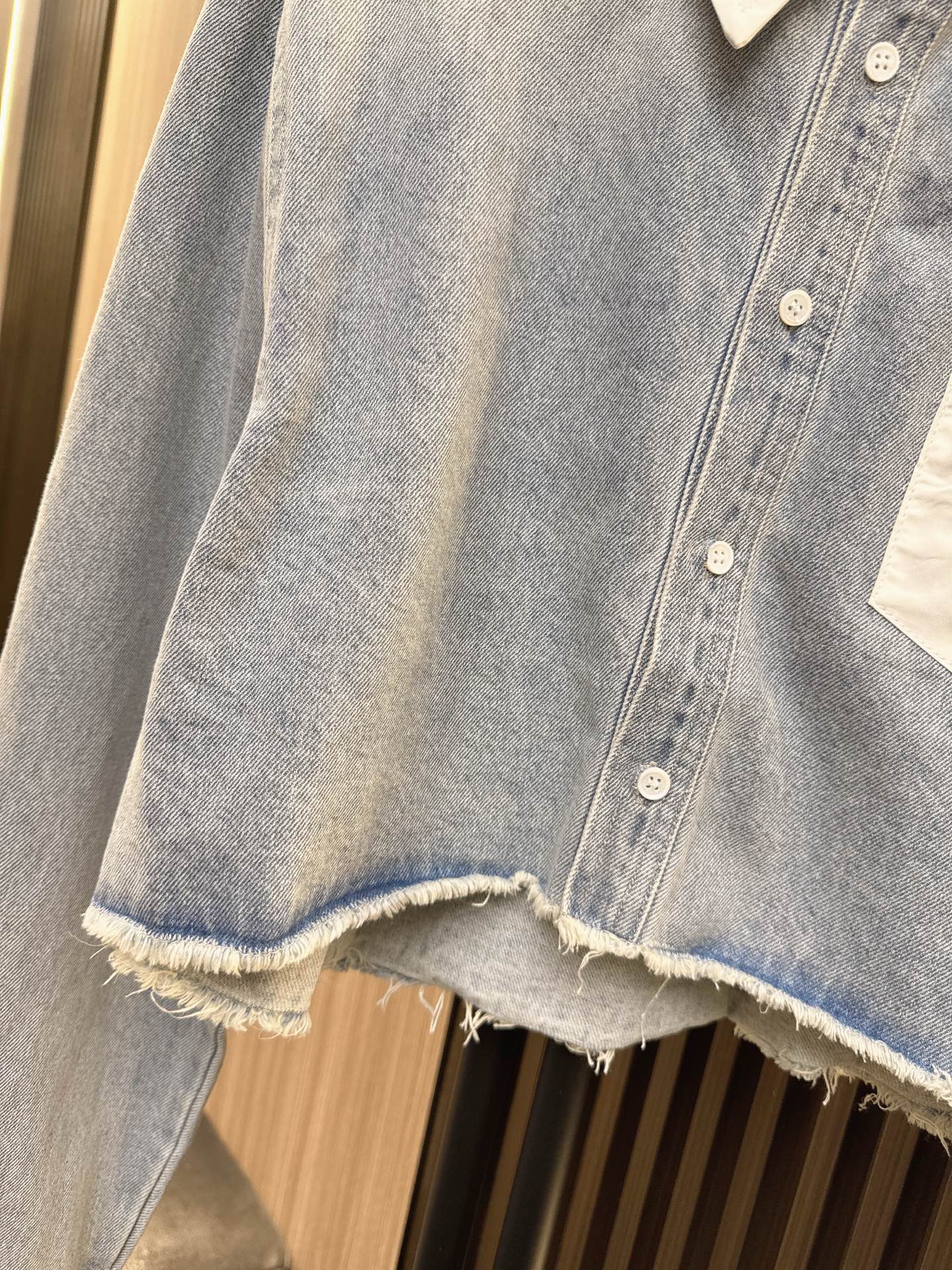 ✨✨✨ANN✨✨✨ 【ANN2025秋冬新款】叛逆街头风来袭！毛边下摆×撞色翻领设计，这款拼接牛仔外套将