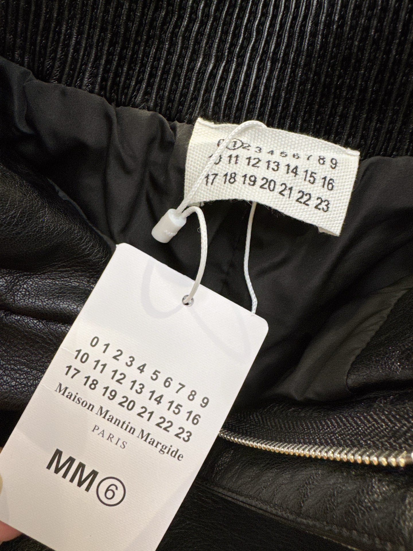 ✨✨✨玛吉拉✨✨✨ 2025秋冬新款💫时尚百搭！玛吉拉PU松紧腰A字短裤，舒适修身显腿长，轻松驾驭各种场