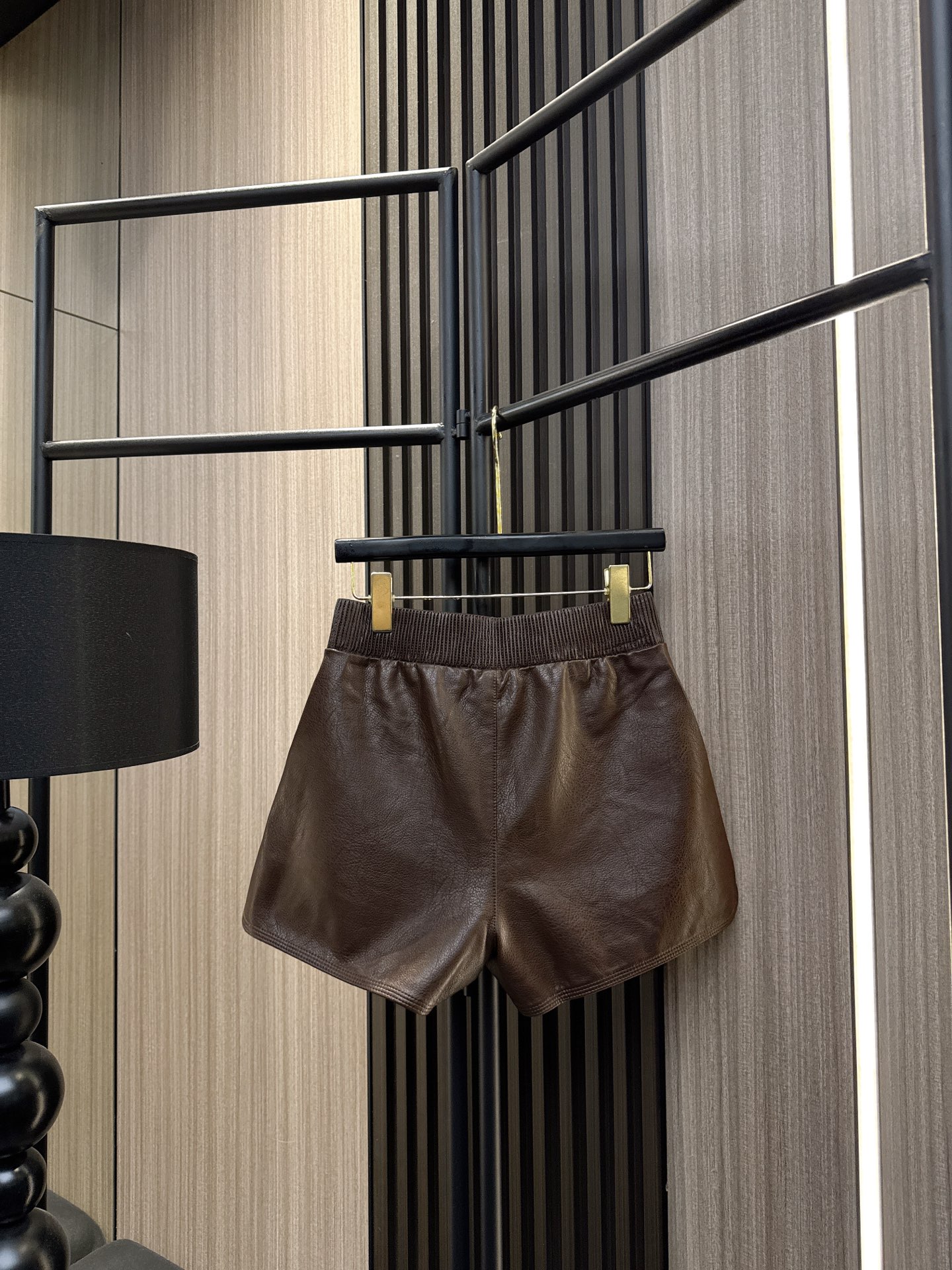 ✨✨✨玛吉拉✨✨✨ 2025秋冬新款💫时尚百搭！玛吉拉PU松紧腰A字短裤，舒适修身显腿长，轻松驾驭各种场