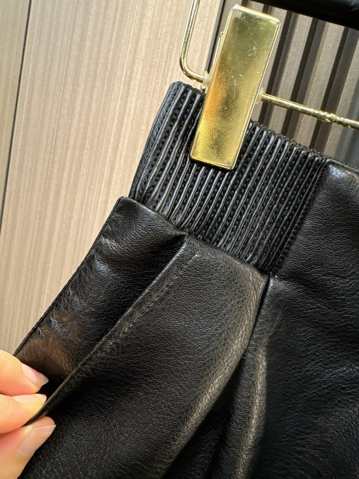 ✨✨✨玛吉拉✨✨✨ 2025秋冬新款💫时尚百搭！玛吉拉PU松紧腰A字短裤，舒适修身显腿长，轻松驾驭各种场