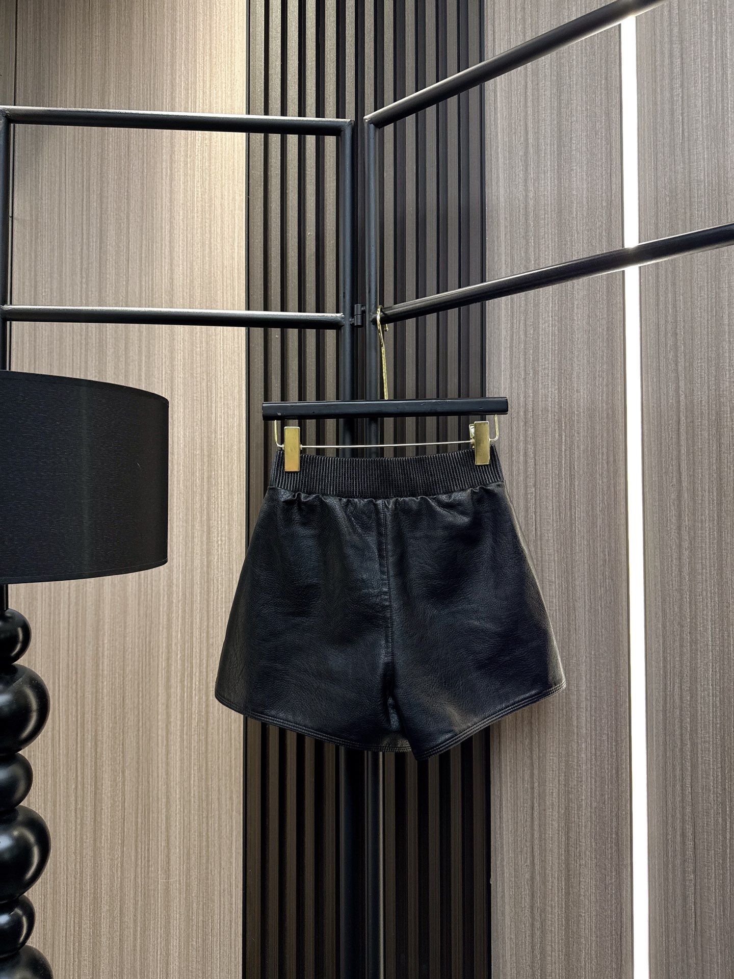 ✨✨✨玛吉拉✨✨✨ 2025秋冬新款💫时尚百搭！玛吉拉PU松紧腰A字短裤，舒适修身显腿长，轻松驾驭各种场