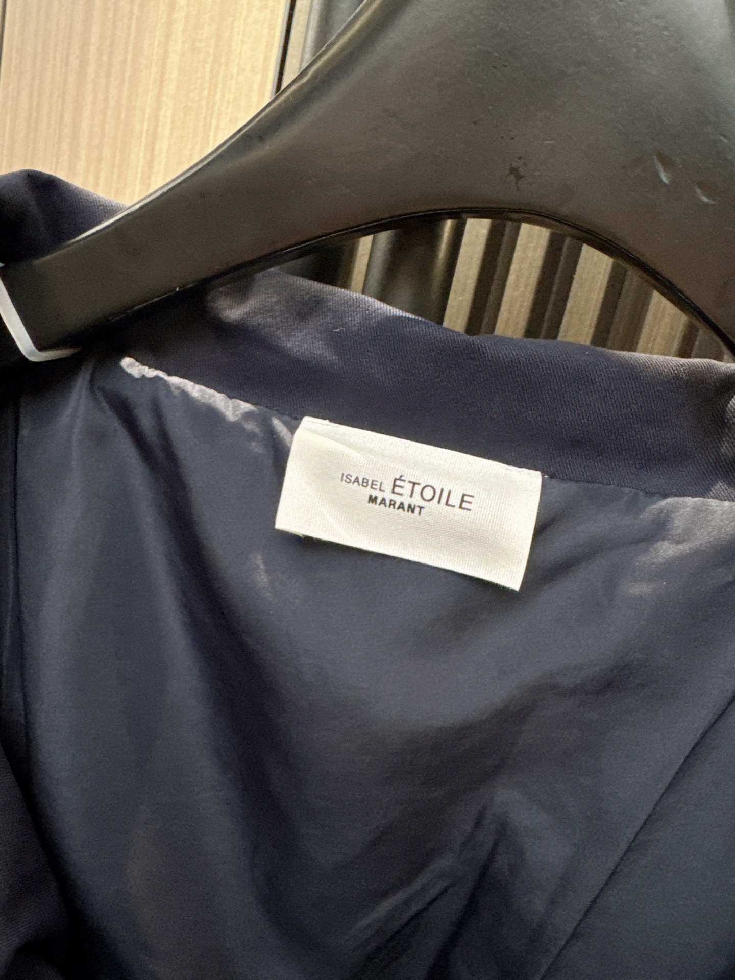 ✨✨✨伊莎贝尔✨✨✨ 2025秋冬新款💫温柔狙击！刺绣花朵立领抽绳外套上新啦～✨立体剪裁+立领抽绳设计，