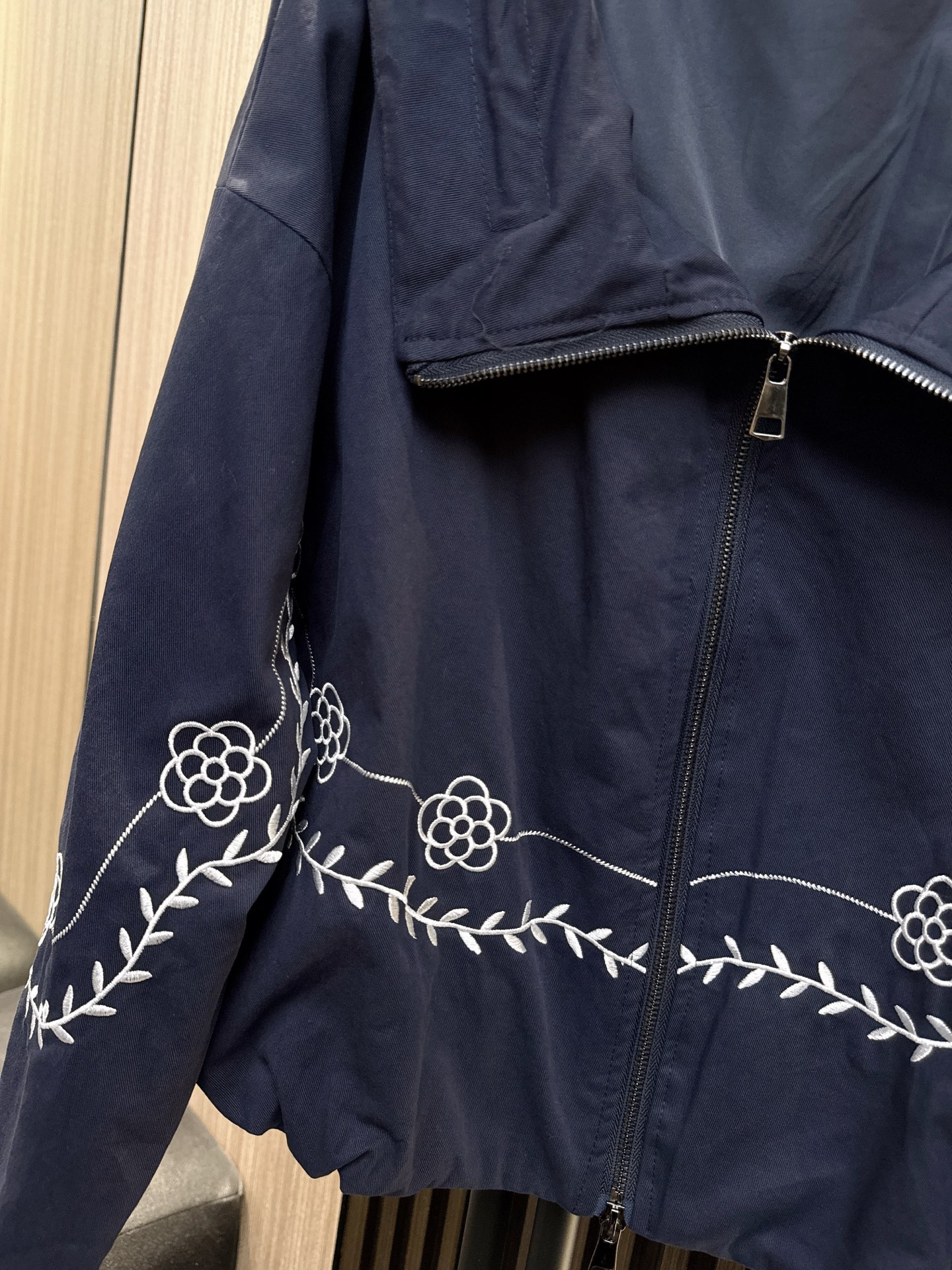 ✨✨✨伊莎贝尔✨✨✨ 2025秋冬新款💫温柔狙击！刺绣花朵立领抽绳外套上新啦～✨立体剪裁+立领抽绳设计，