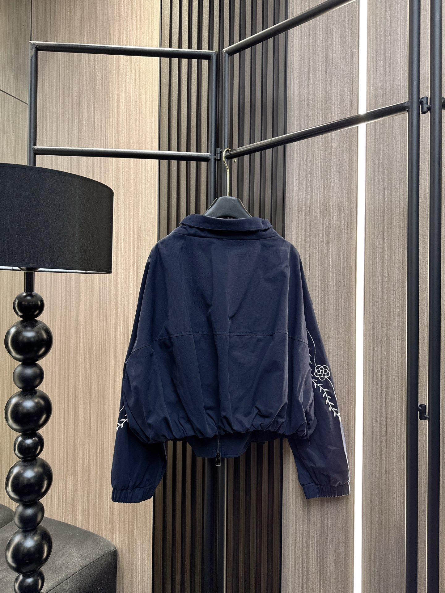 ✨✨✨伊莎贝尔✨✨✨ 2025秋冬新款💫温柔狙击！刺绣花朵立领抽绳外套上新啦～✨立体剪裁+立领抽绳设计，