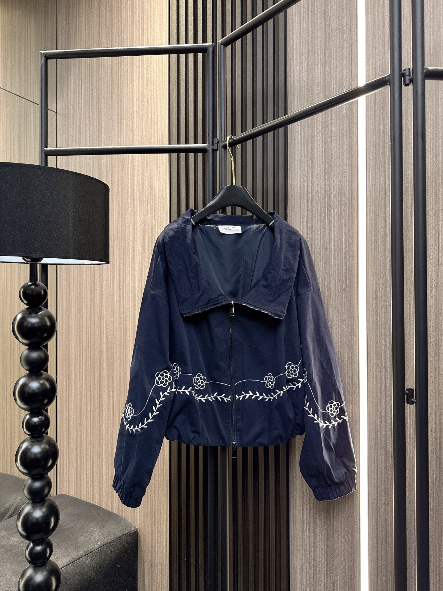 ✨✨✨伊莎贝尔✨✨✨ 2025秋冬新款💫温柔狙击！刺绣花朵立领抽绳外套上新啦～✨立体剪裁+立领抽绳设计，