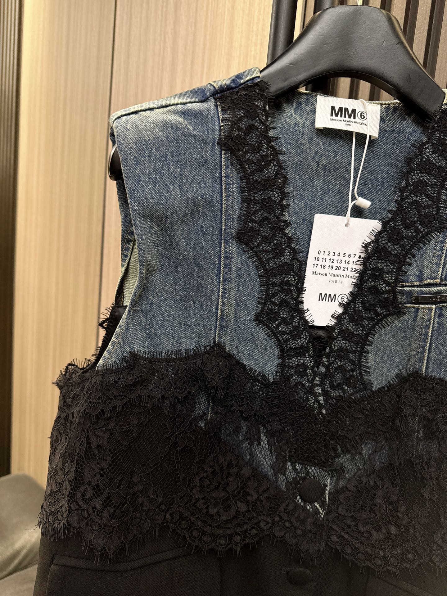✨✨✨MM6✨✨✨ 2025秋冬新款💫甜酷女孩必备！蕾丝拼接V领牛仔马甲，硬朗丹宁碰撞柔美蕾丝，中长款设