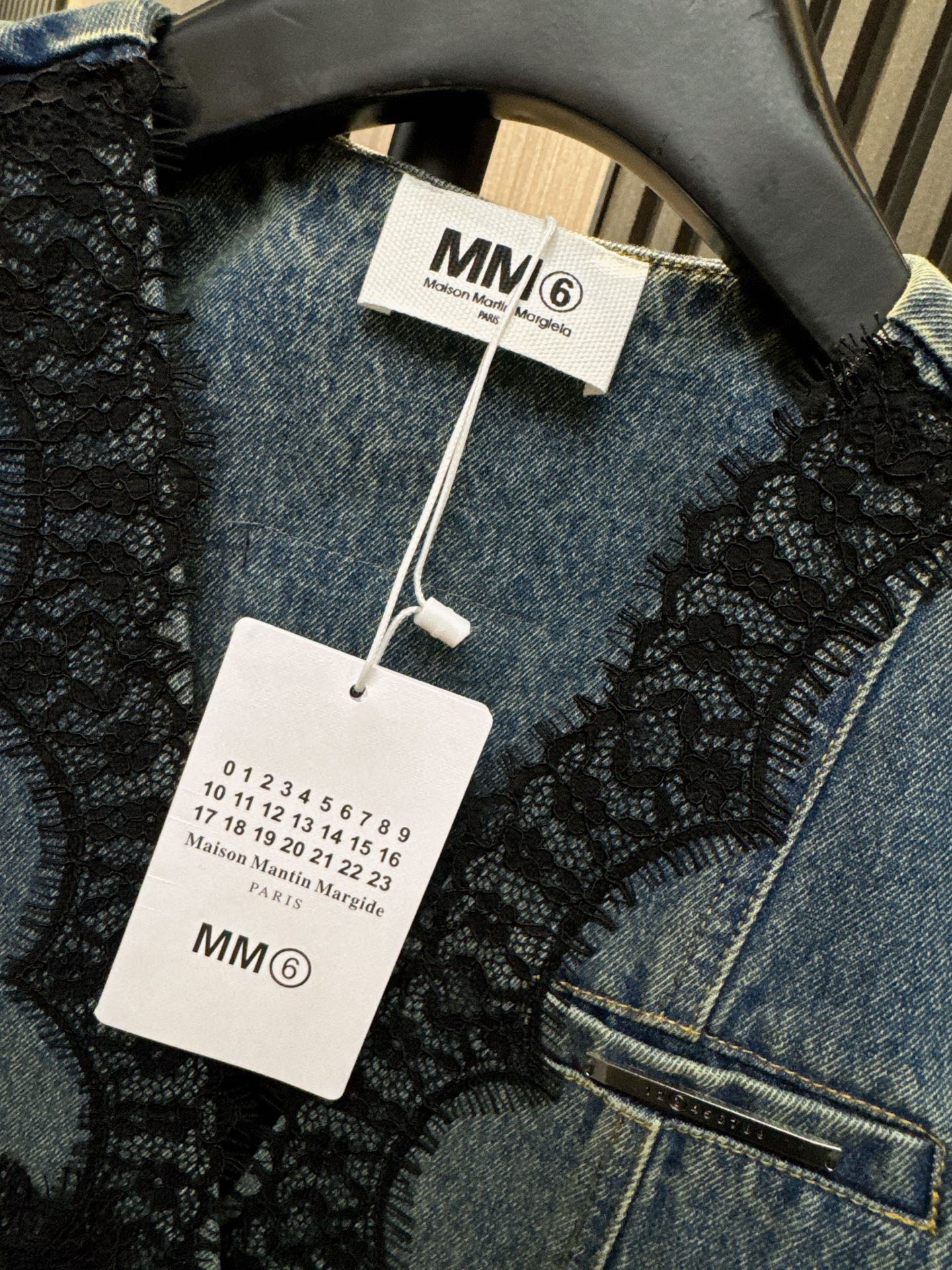 ✨✨✨MM6✨✨✨ 2025秋冬新款💫甜酷女孩必备！蕾丝拼接V领牛仔马甲，硬朗丹宁碰撞柔美蕾丝，中长款设