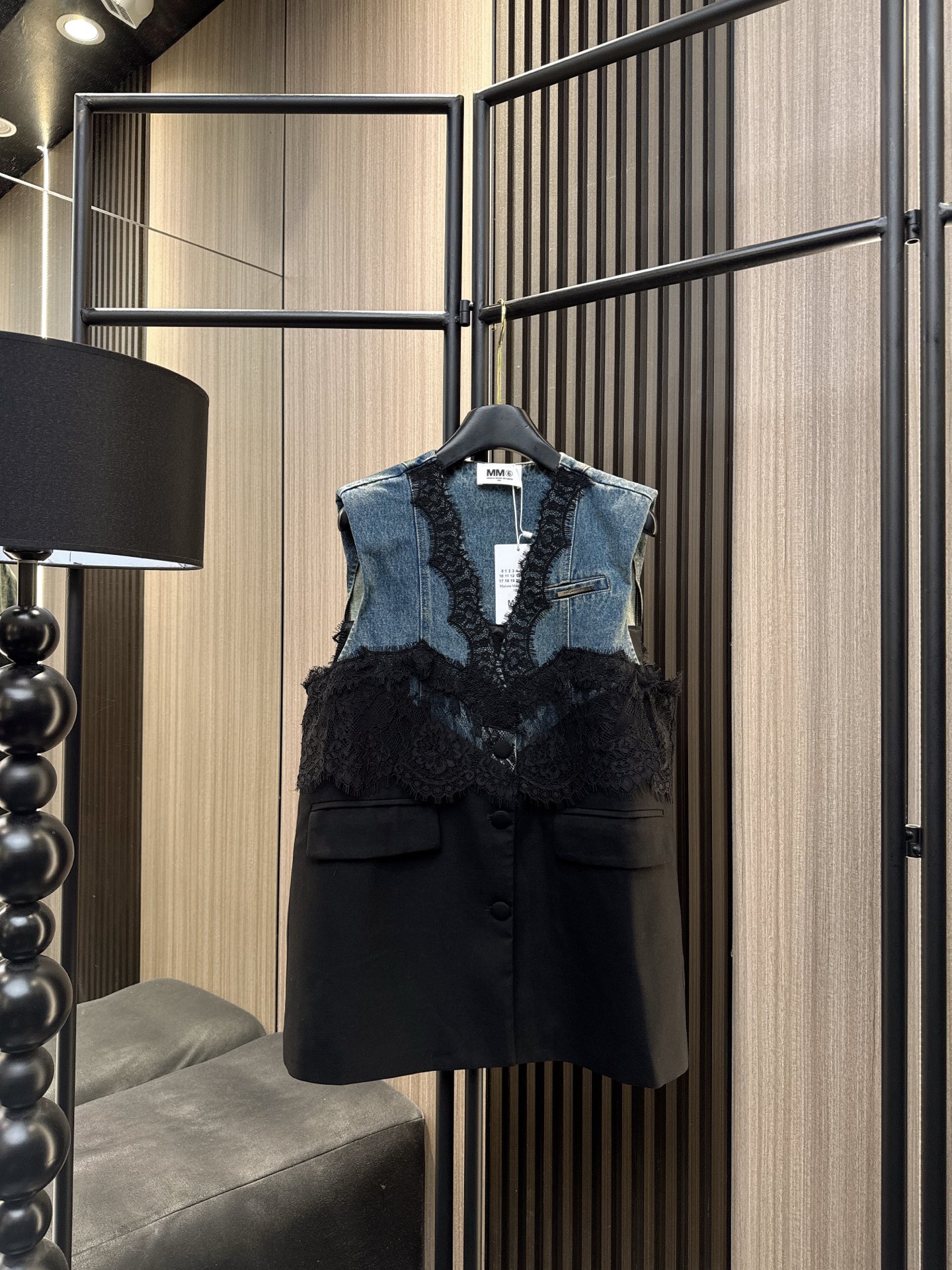 ✨✨✨MM6✨✨✨ 2025秋冬新款💫甜酷女孩必备！蕾丝拼接V领牛仔马甲，硬朗丹宁碰撞柔美蕾丝，中长款设
