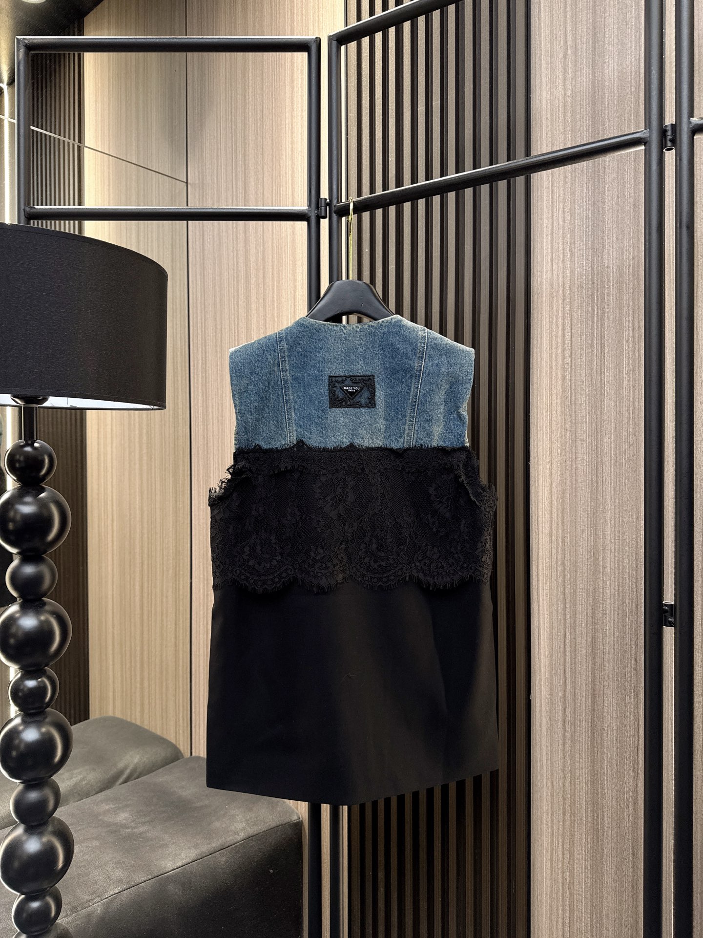 ✨✨✨MM6✨✨✨ 2025秋冬新款💫甜酷女孩必备！蕾丝拼接V领牛仔马甲，硬朗丹宁碰撞柔美蕾丝，中长款设