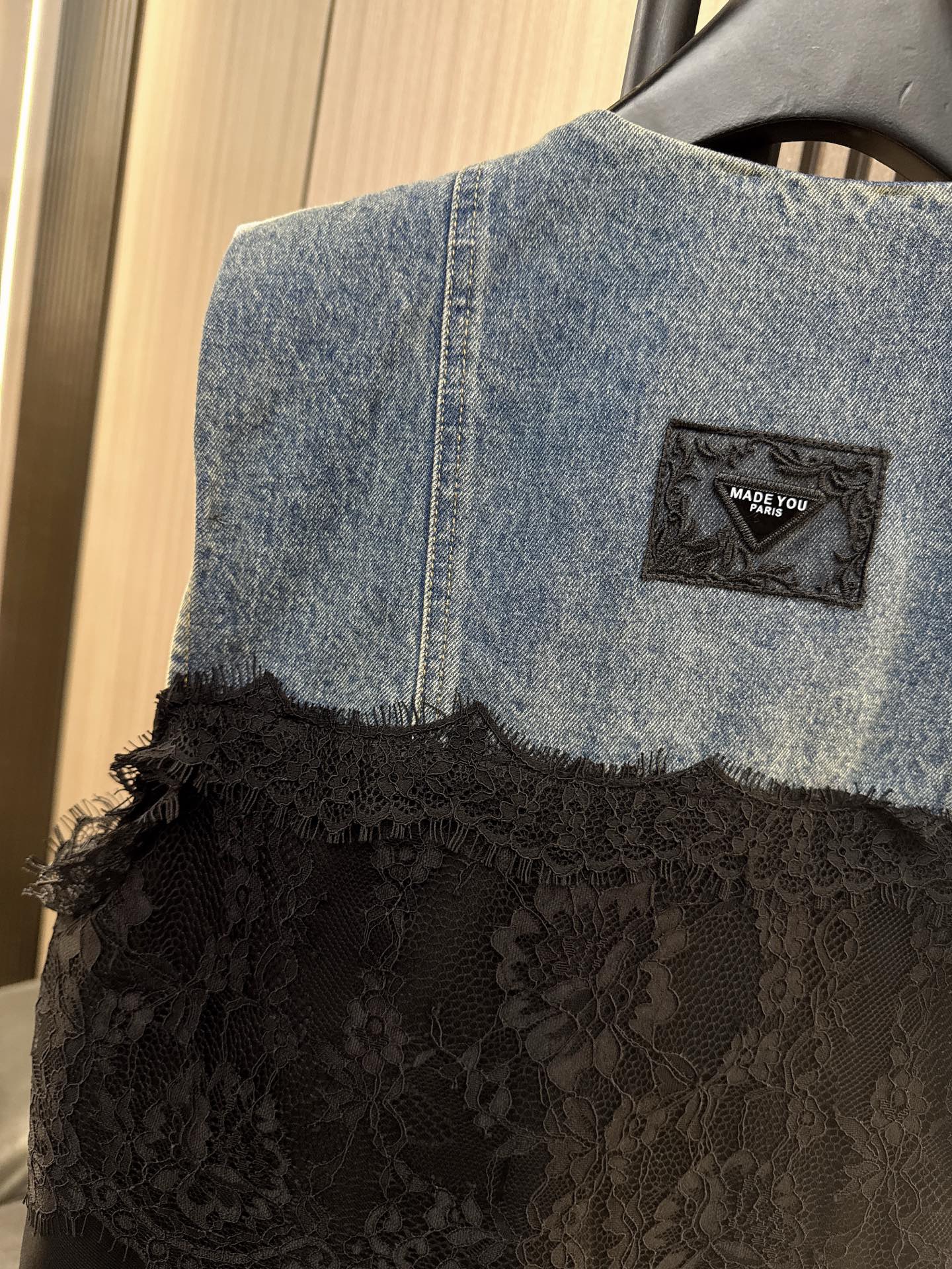 ✨✨✨MM6✨✨✨ 2025秋冬新款💫甜酷女孩必备！蕾丝拼接V领牛仔马甲，硬朗丹宁碰撞柔美蕾丝，中长款设