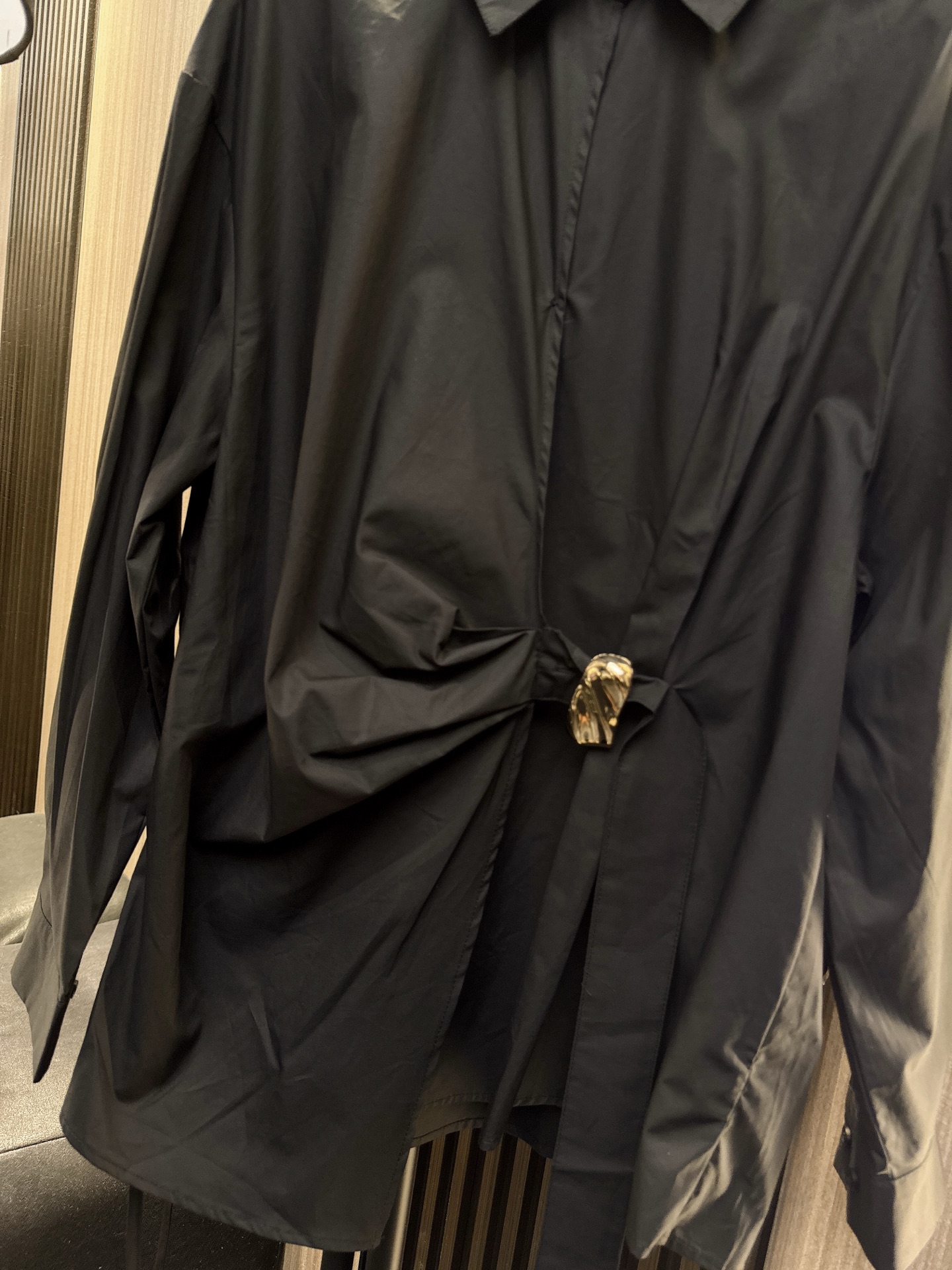 ✨✨✨LOEWE✨✨✨ 2025秋冬新款💫斜边金属扣长袖衬衫重磅上新！简约大气的斜裁设计搭配精致金属纽扣