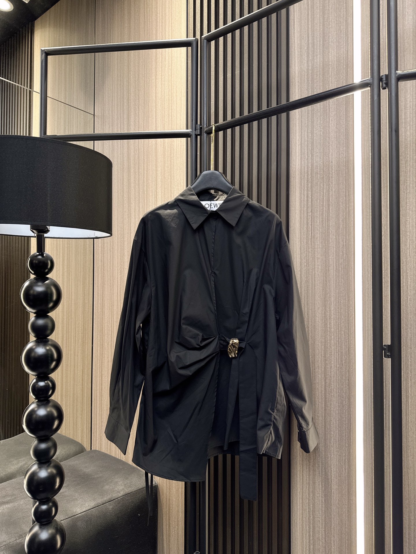 ✨✨✨LOEWE✨✨✨ 2025秋冬新款💫斜边金属扣长袖衬衫重磅上新！简约大气的斜裁设计搭配精致金属纽扣