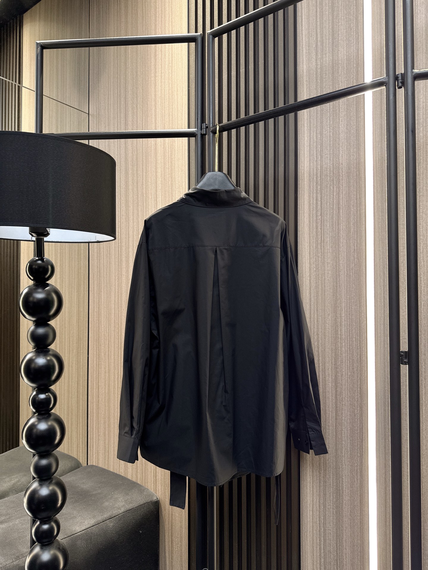 ✨✨✨LOEWE✨✨✨ 2025秋冬新款💫斜边金属扣长袖衬衫重磅上新！简约大气的斜裁设计搭配精致金属纽扣