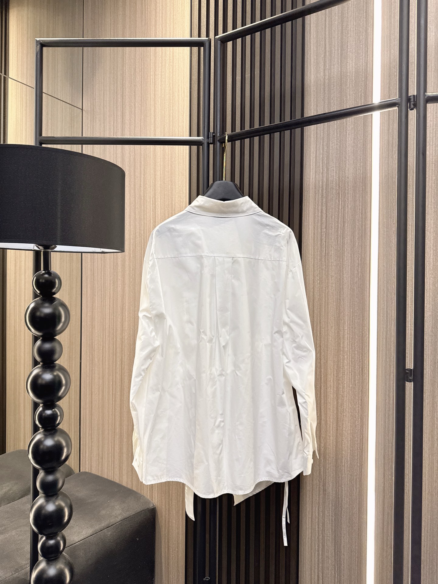 ✨✨✨LOEWE✨✨✨ 2025秋冬新款💫斜边金属扣长袖衬衫重磅上新！简约大气的斜裁设计搭配精致金属纽扣