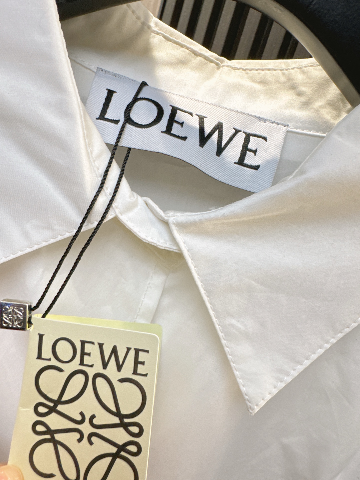 ✨✨✨LOEWE✨✨✨ 2025秋冬新款💫斜边金属扣长袖衬衫重磅上新！简约大气的斜裁设计搭配精致金属纽扣