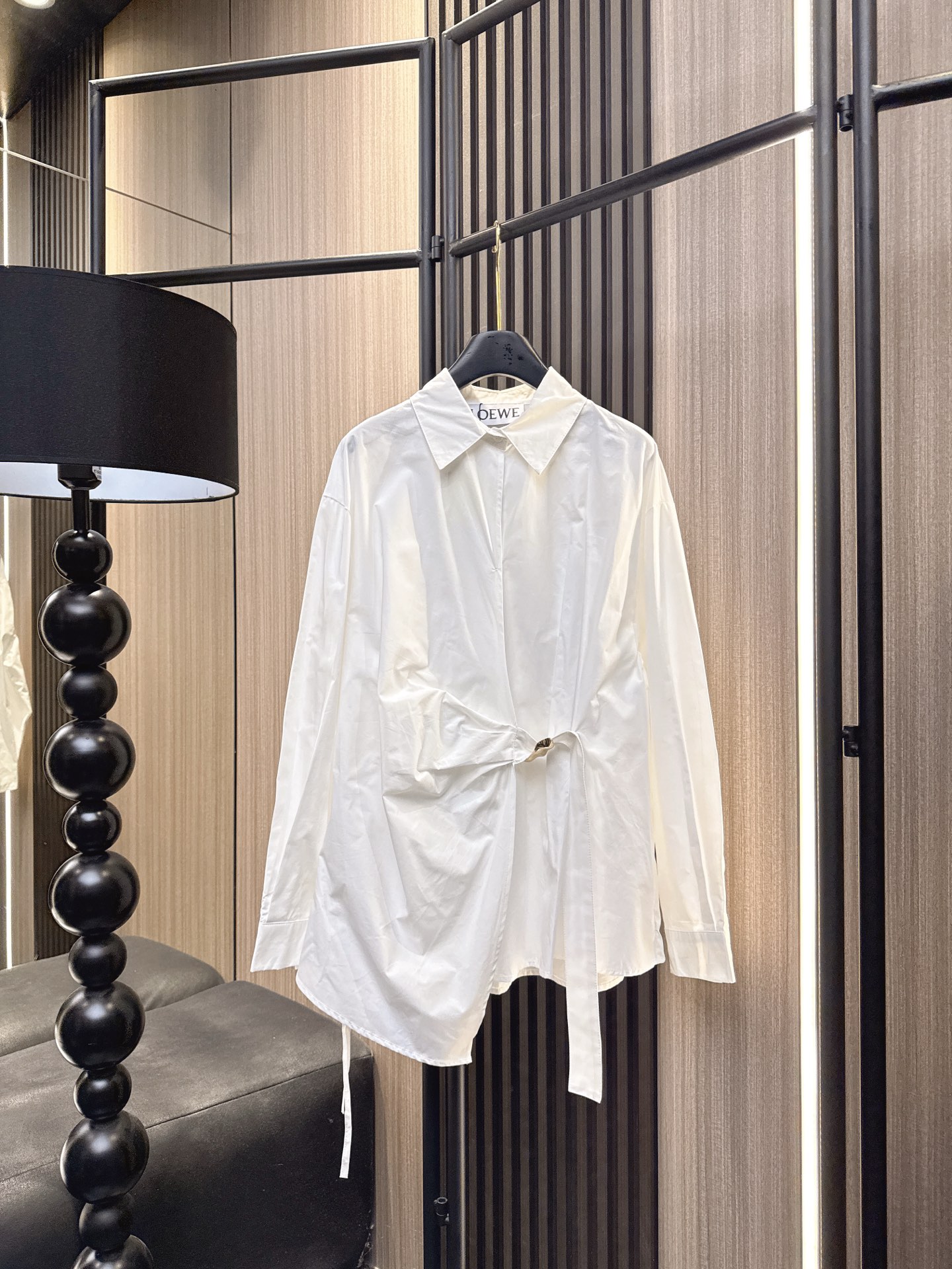 ✨✨✨LOEWE✨✨✨ 2025秋冬新款💫斜边金属扣长袖衬衫重磅上新！简约大气的斜裁设计搭配精致金属纽扣