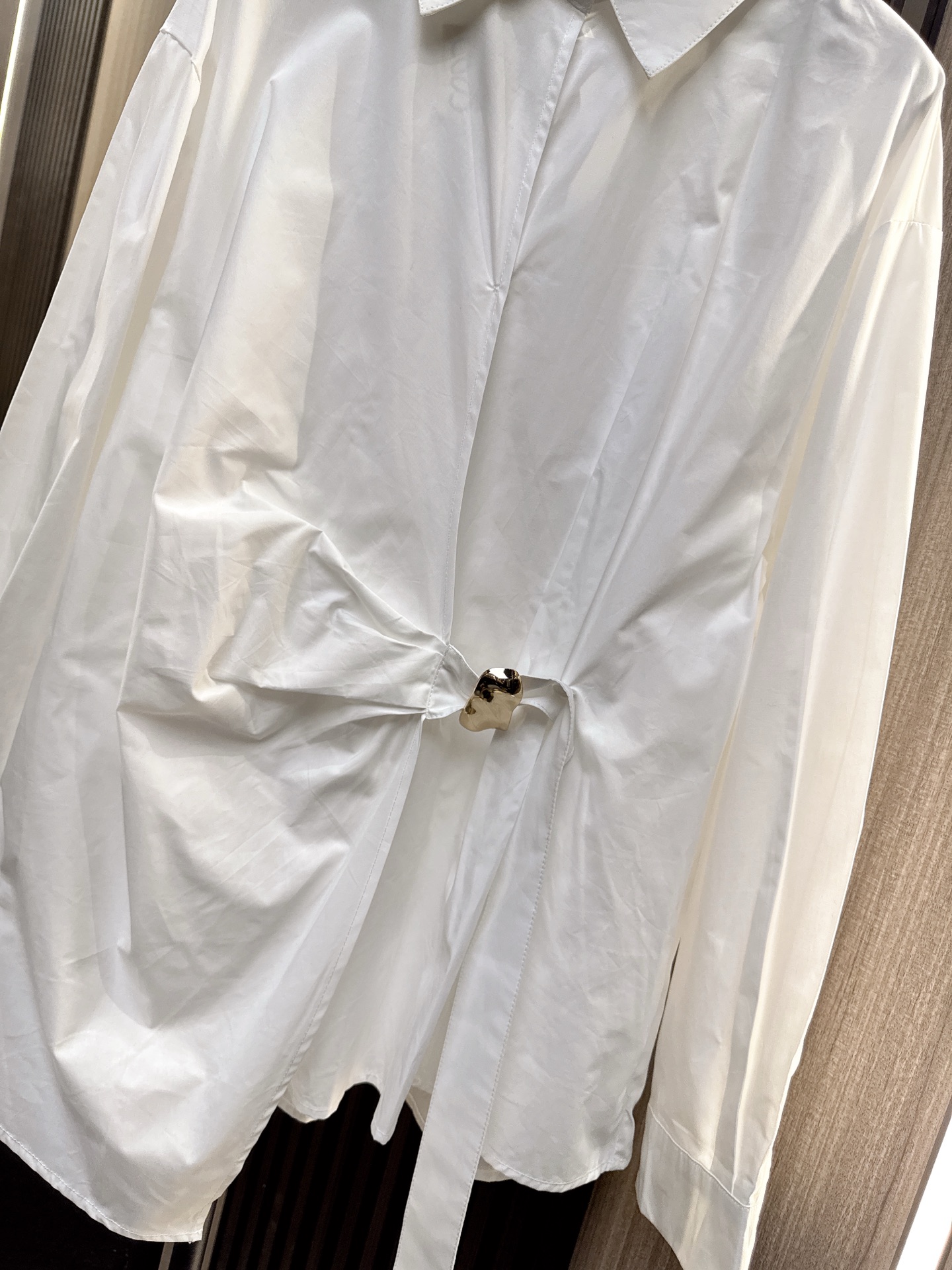 ✨✨✨LOEWE✨✨✨ 2025秋冬新款💫斜边金属扣长袖衬衫重磅上新！简约大气的斜裁设计搭配精致金属纽扣