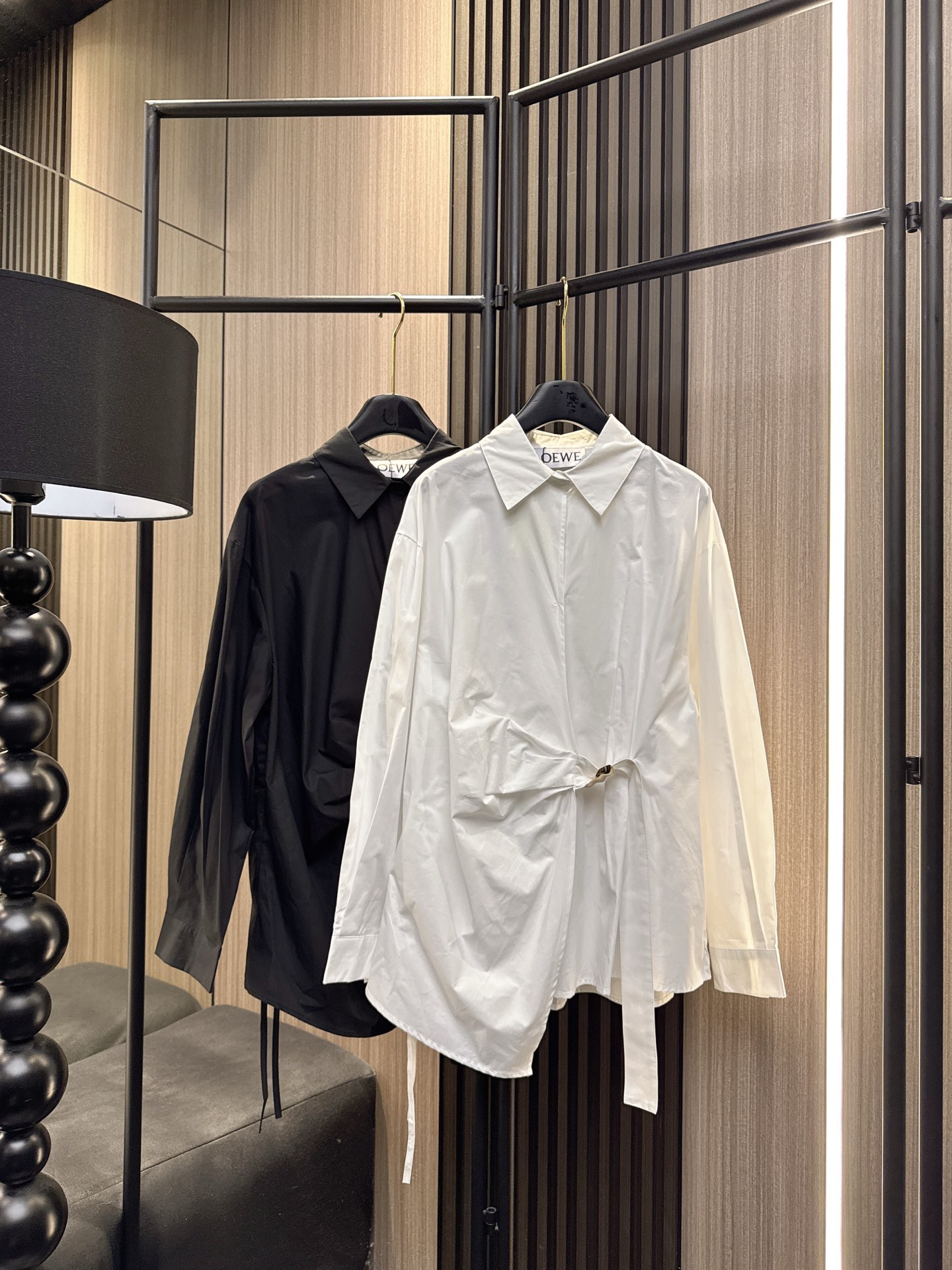 ✨✨✨LOEWE✨✨✨ 2025秋冬新款💫斜边金属扣长袖衬衫重磅上新！简约大气的斜裁设计搭配精致金属纽扣