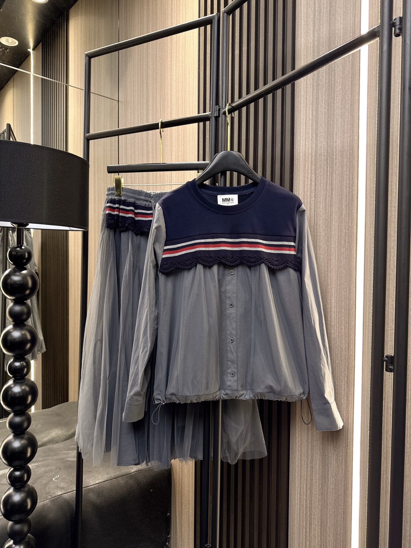 ✨✨✨MM6✨✨✨2025秋冬新款💫下摆抽绳+网纱拼接假两件上衣 解锁秋冬高级感穿搭～ ✨立体剪裁圆领显