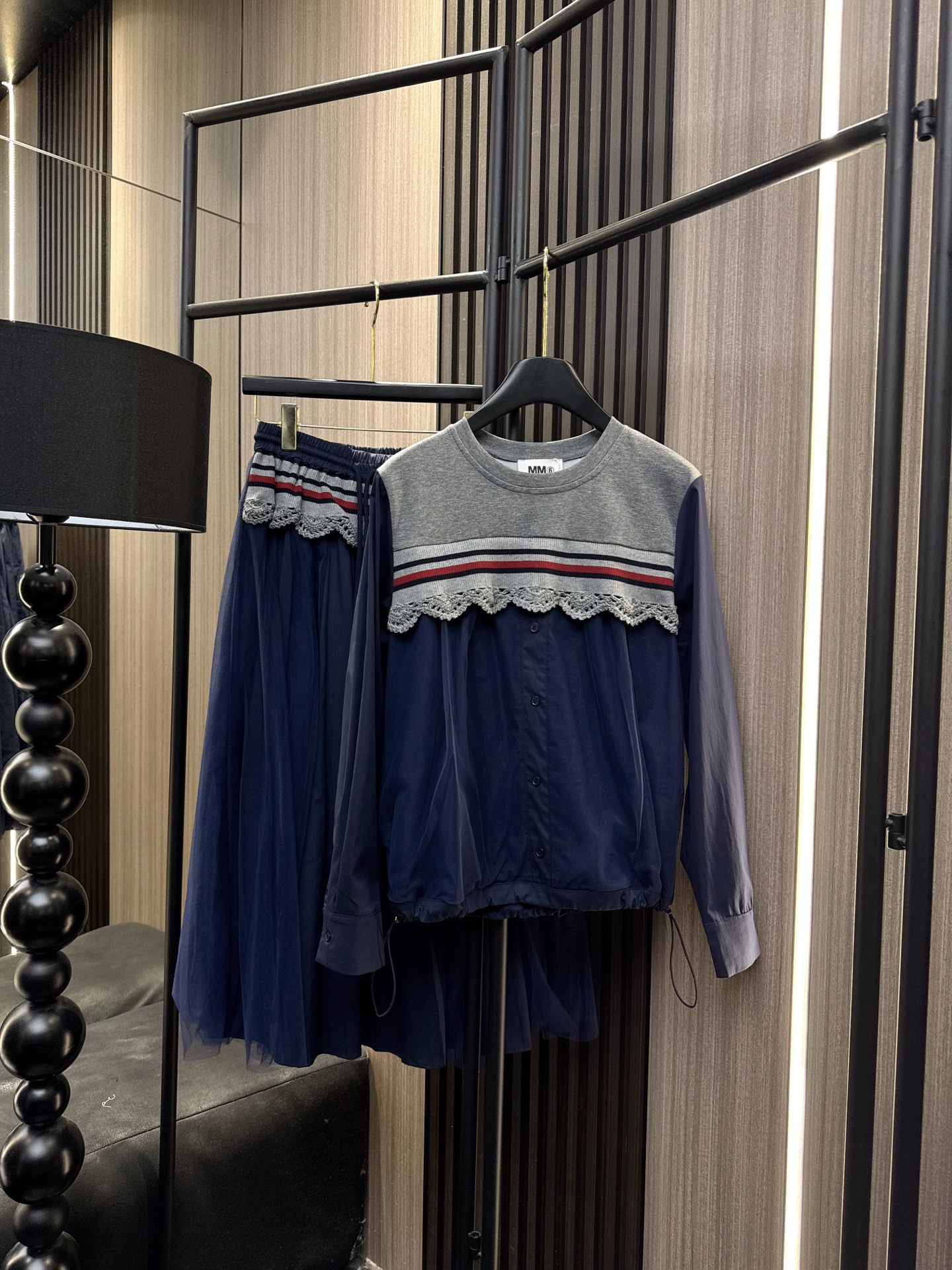 ✨✨✨MM6✨✨✨2025秋冬新款💫下摆抽绳+网纱拼接假两件上衣 解锁秋冬高级感穿搭～ ✨立体剪裁圆领显