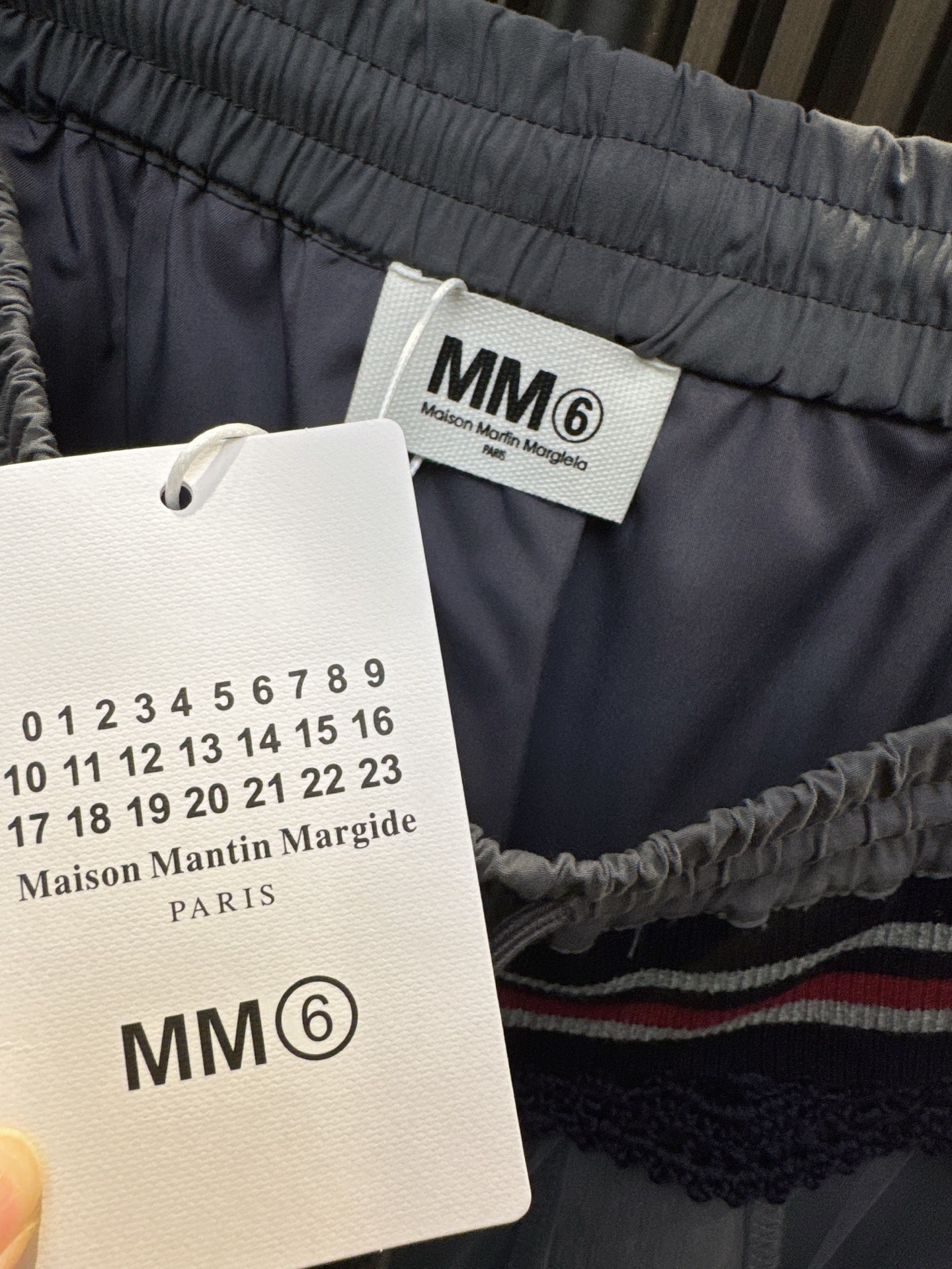 ✨✨✨MM6✨✨✨2025秋冬新款💫 轻盈网纱A字裙，松紧腰设计舒适百搭！打造优雅随性风格。纯色设计显瘦