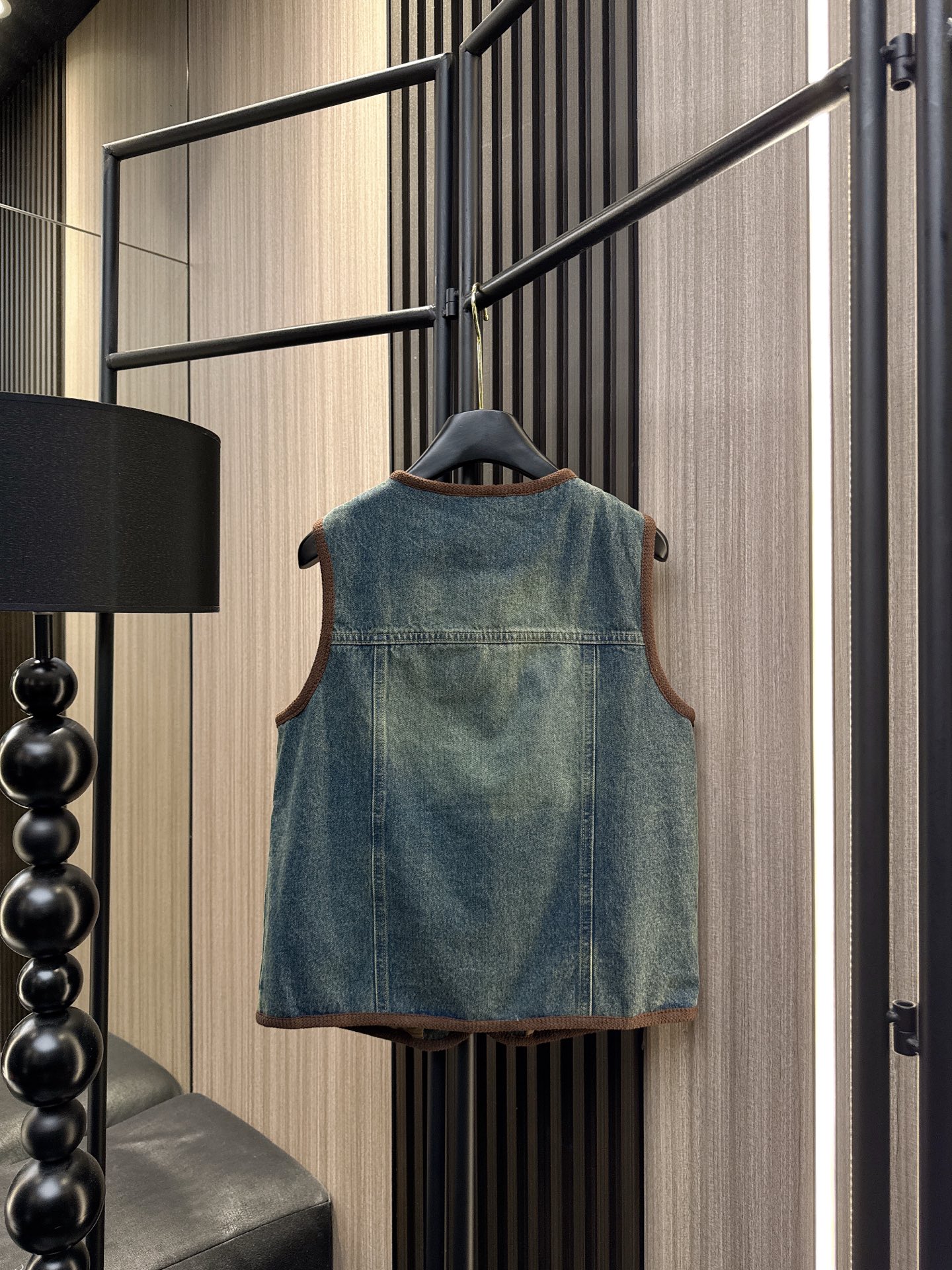 ✨✨✨伊莎贝尔✨✨✨ 2025秋冬新款钩花口袋牛仔马甲，精致钩花设计搭配口袋，百搭又减龄！精选优质牛仔面