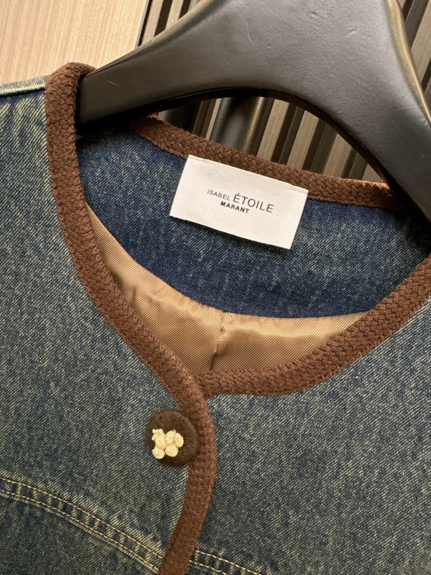 ✨✨✨伊莎贝尔✨✨✨ 2025秋冬新款钩花口袋牛仔马甲，精致钩花设计搭配口袋，百搭又减龄！精选优质牛仔面