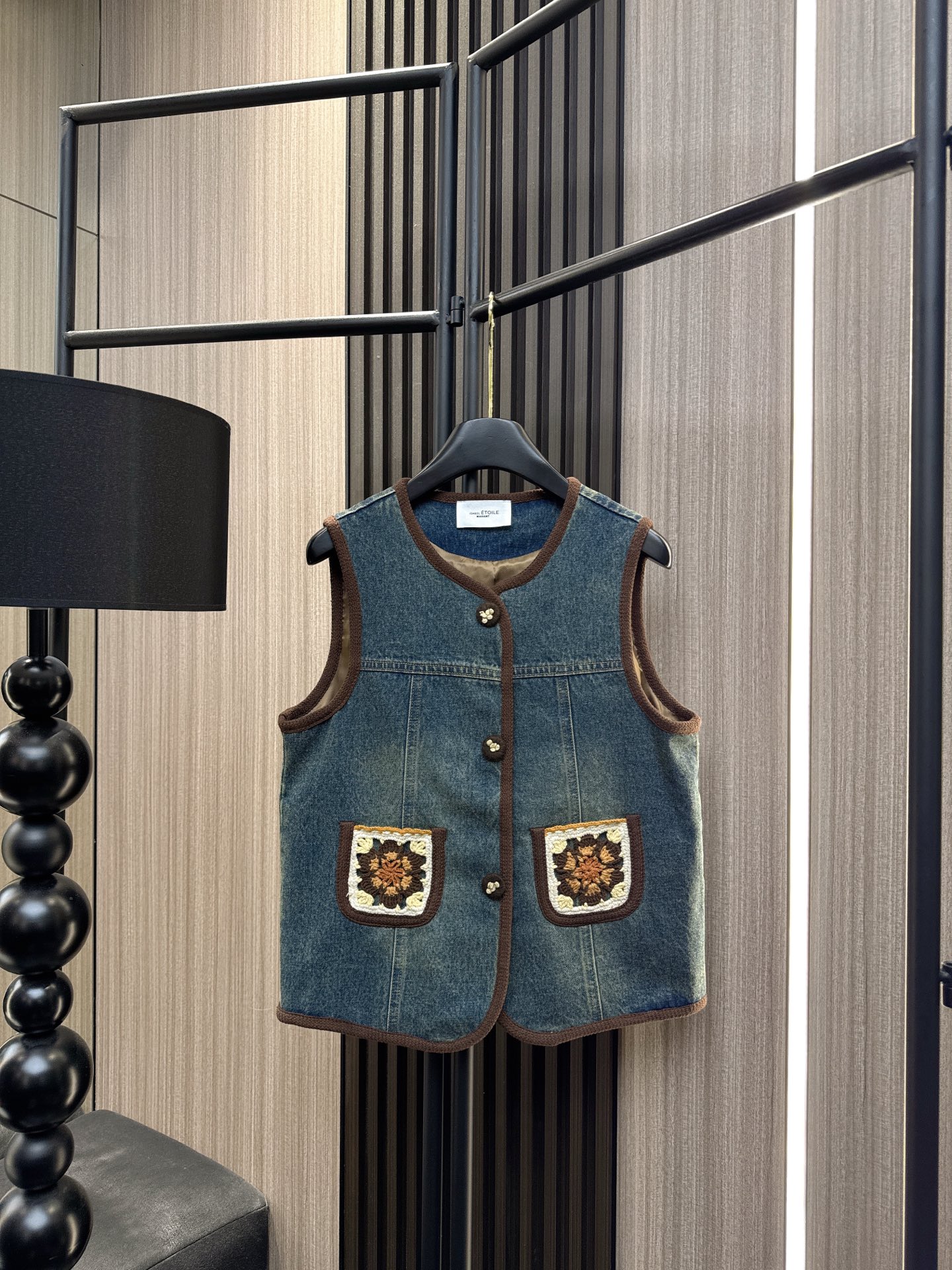 ✨✨✨伊莎贝尔✨✨✨ 2025秋冬新款钩花口袋牛仔马甲，精致钩花设计搭配口袋，百搭又减龄！精选优质牛仔面