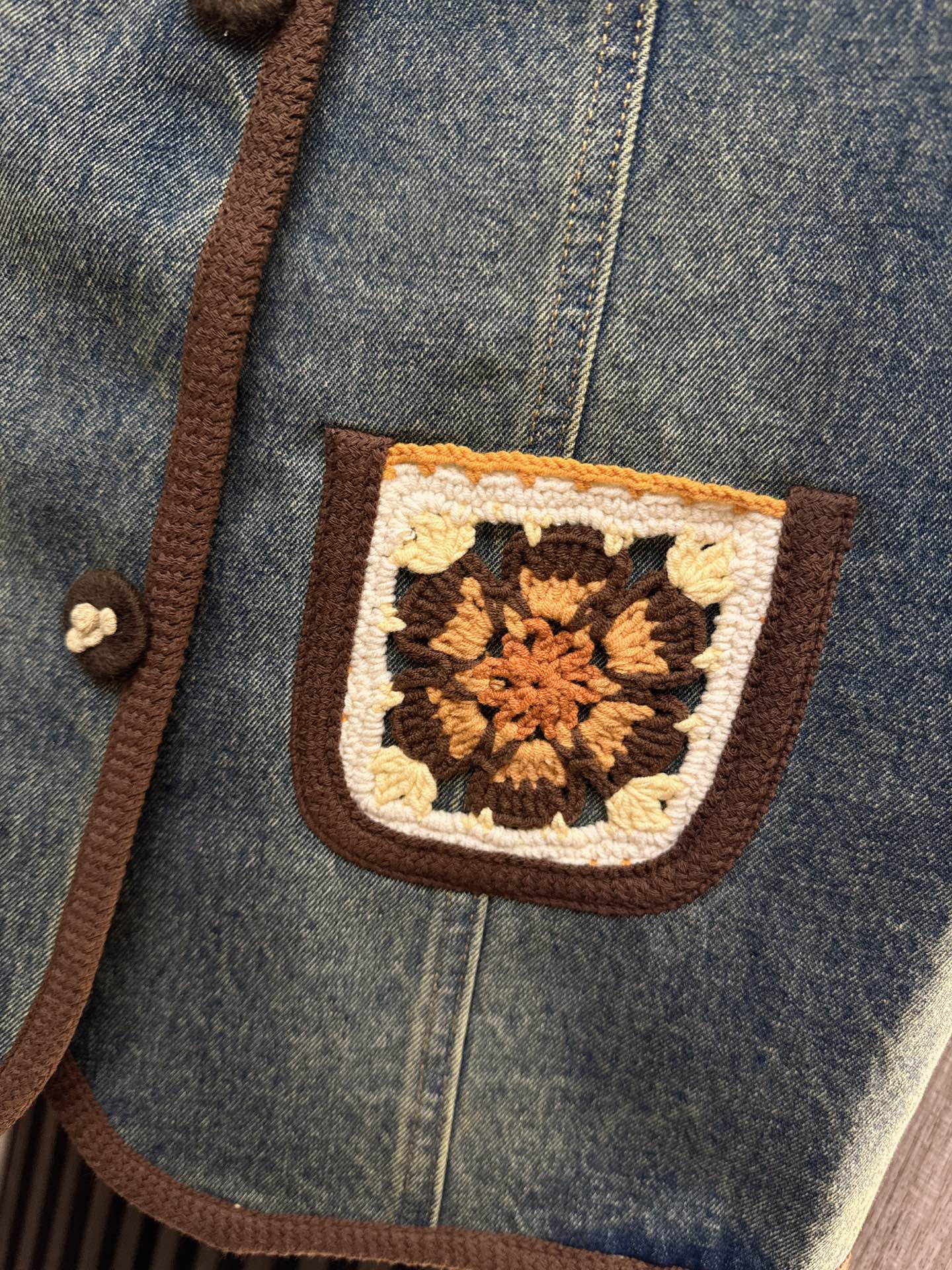 ✨✨✨伊莎贝尔✨✨✨ 2025秋冬新款钩花口袋牛仔马甲，精致钩花设计搭配口袋，百搭又减龄！精选优质牛仔面