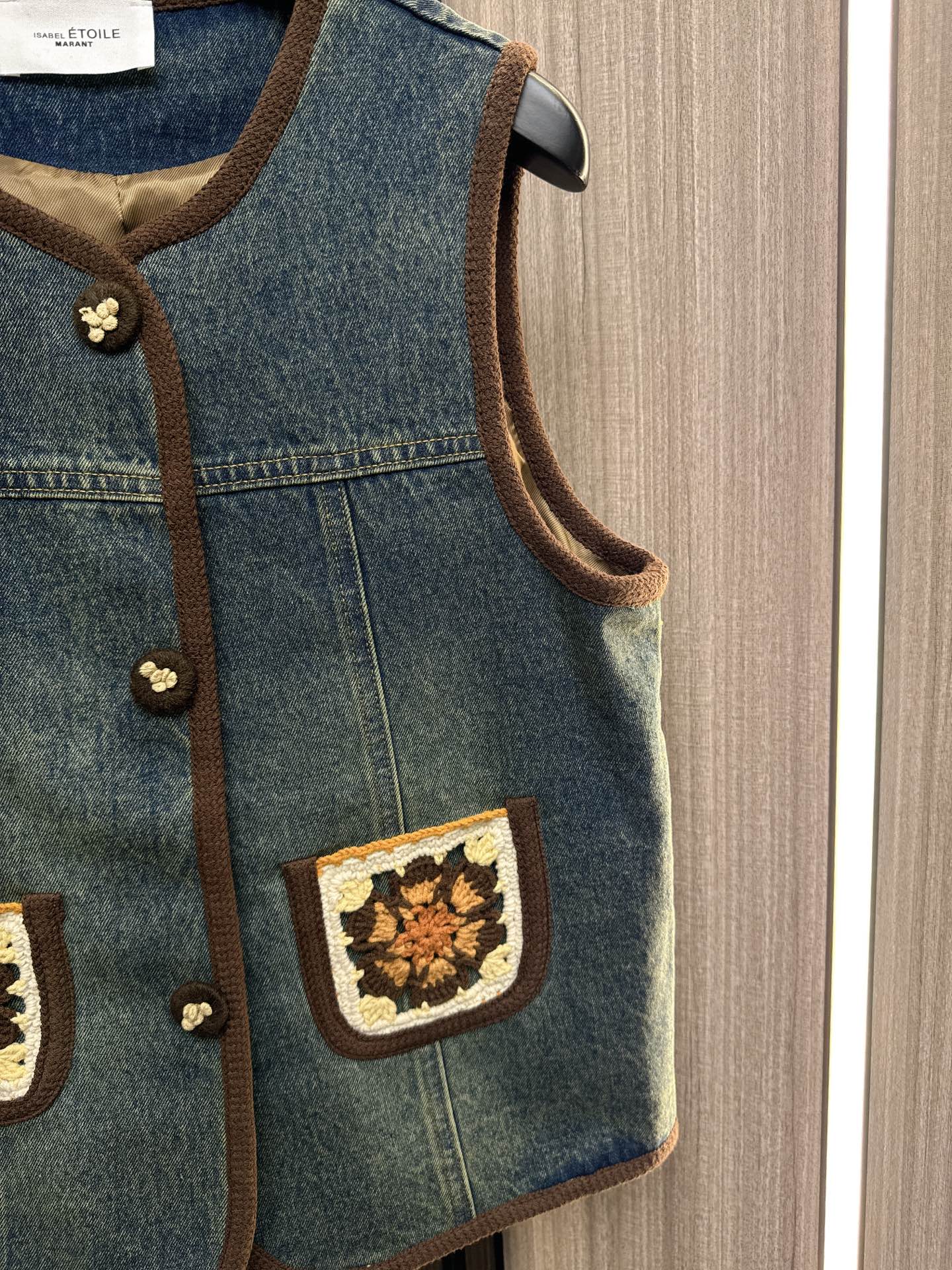 ✨✨✨伊莎贝尔✨✨✨ 2025秋冬新款钩花口袋牛仔马甲，精致钩花设计搭配口袋，百搭又减龄！精选优质牛仔面