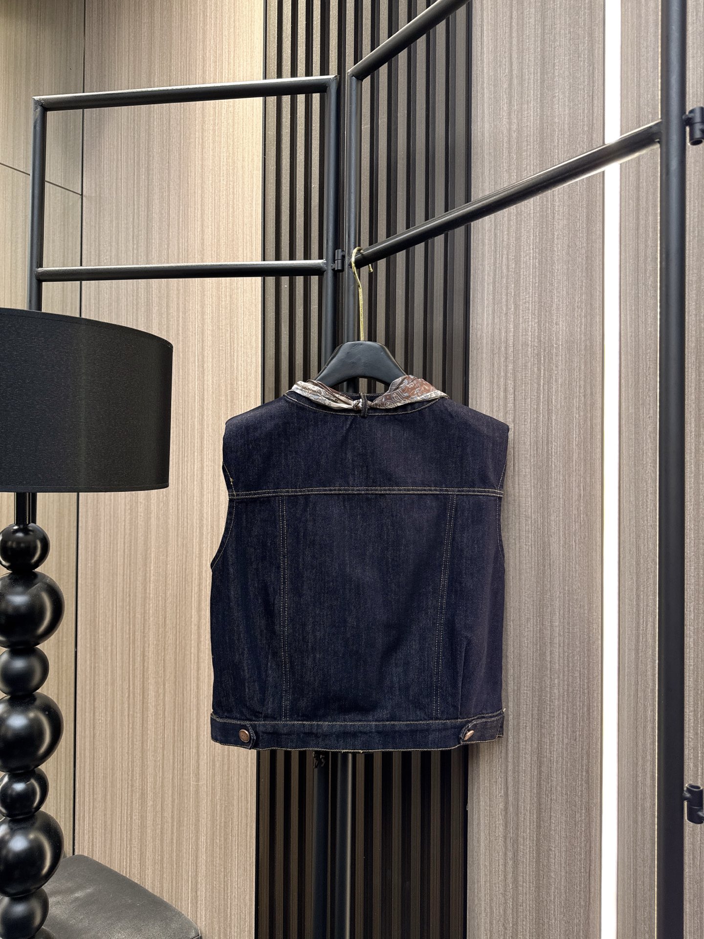 ✨✨✨伊莎贝尔✨✨✨2025秋冬新款💫 丝巾领带设计感马甲！百搭印花牛仔面料+细腻里衬，秋冬叠穿神器，职