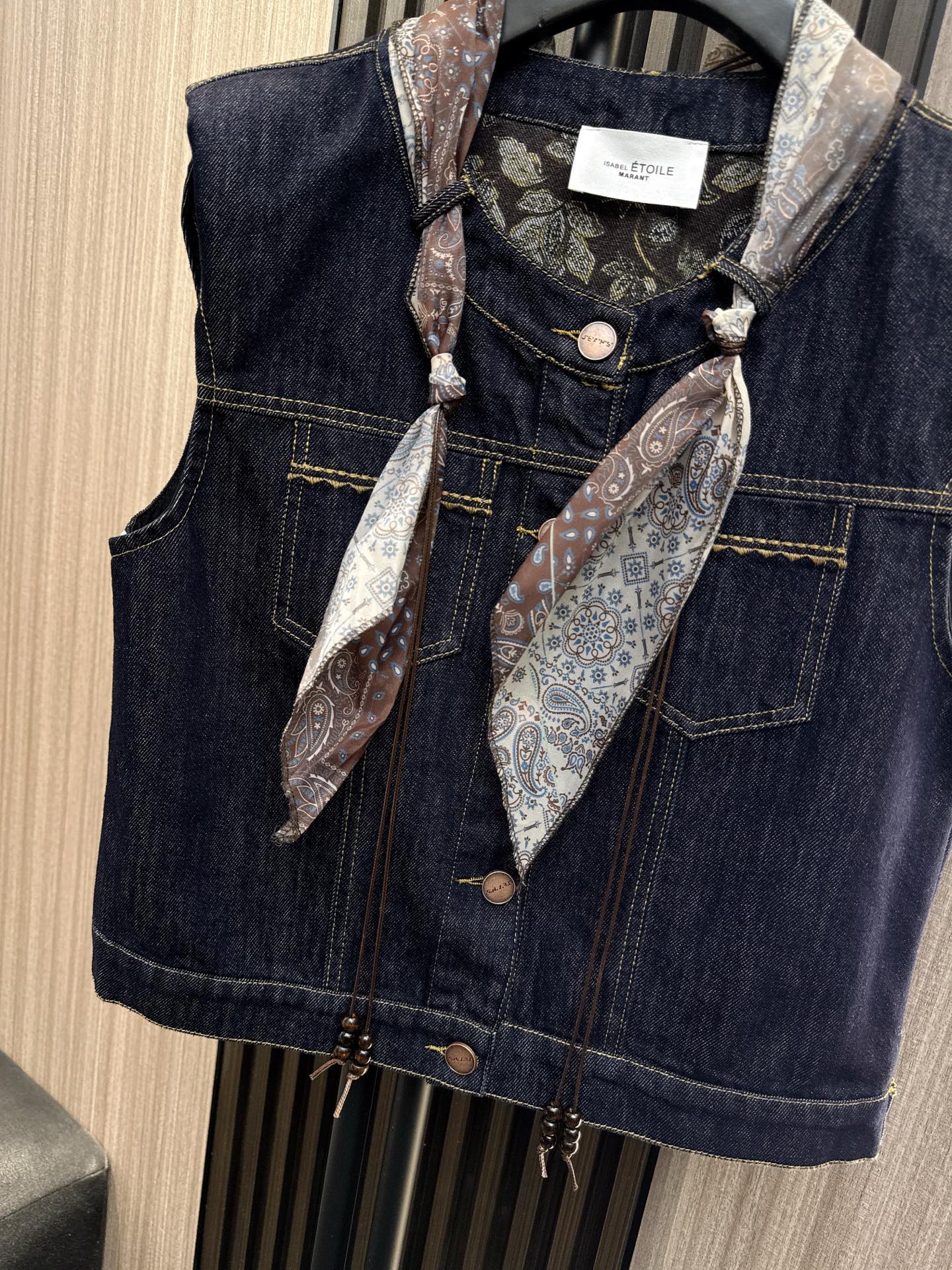 ✨✨✨伊莎贝尔✨✨✨2025秋冬新款💫 丝巾领带设计感马甲！百搭印花牛仔面料+细腻里衬，秋冬叠穿神器，职