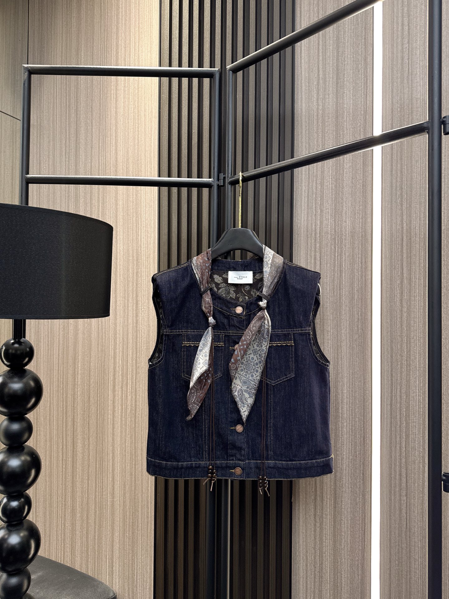 ✨✨✨伊莎贝尔✨✨✨2025秋冬新款💫 丝巾领带设计感马甲！百搭印花牛仔面料+细腻里衬，秋冬叠穿神器，职