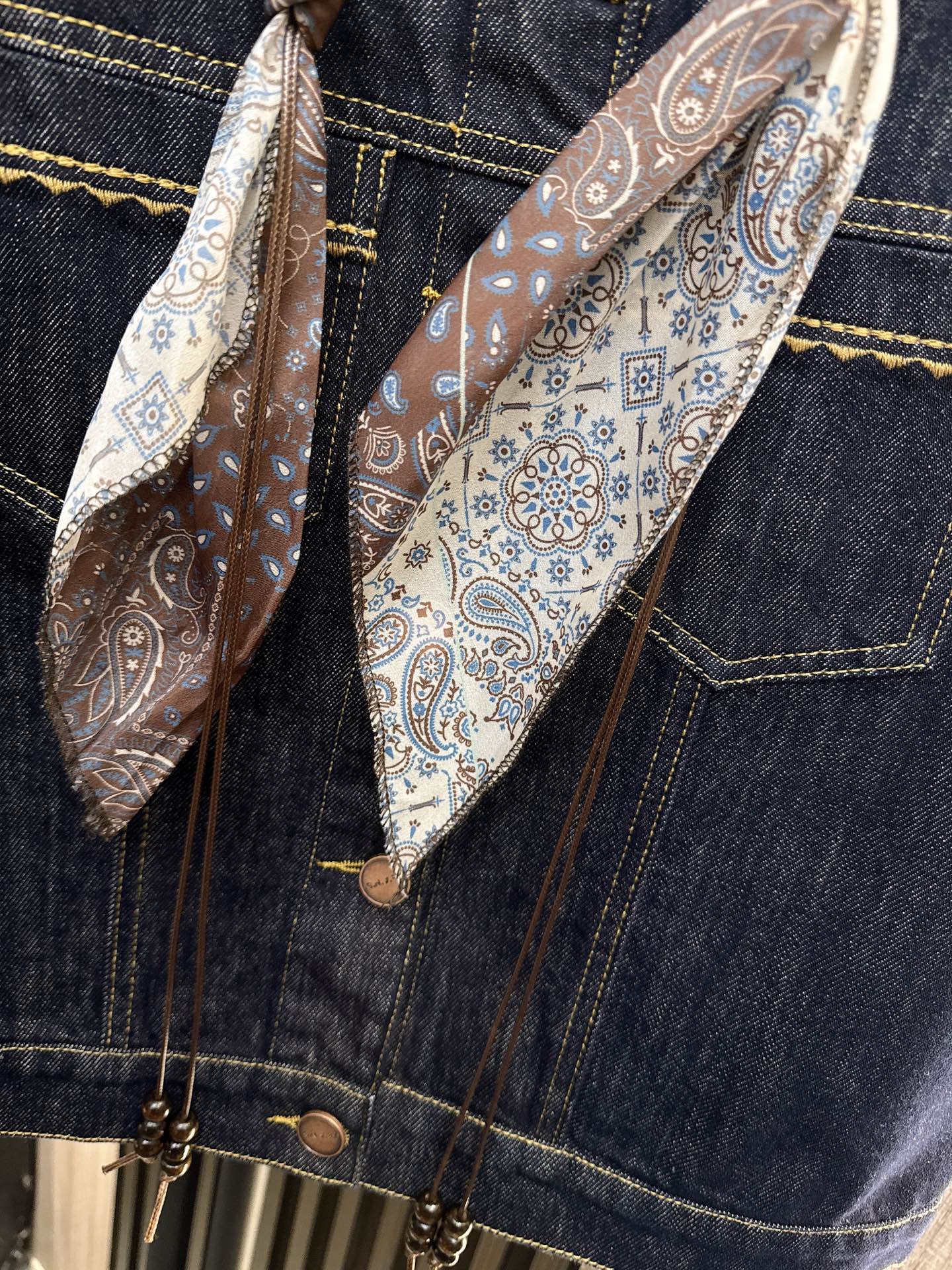 ✨✨✨伊莎贝尔✨✨✨2025秋冬新款💫 丝巾领带设计感马甲！百搭印花牛仔面料+细腻里衬，秋冬叠穿神器，职