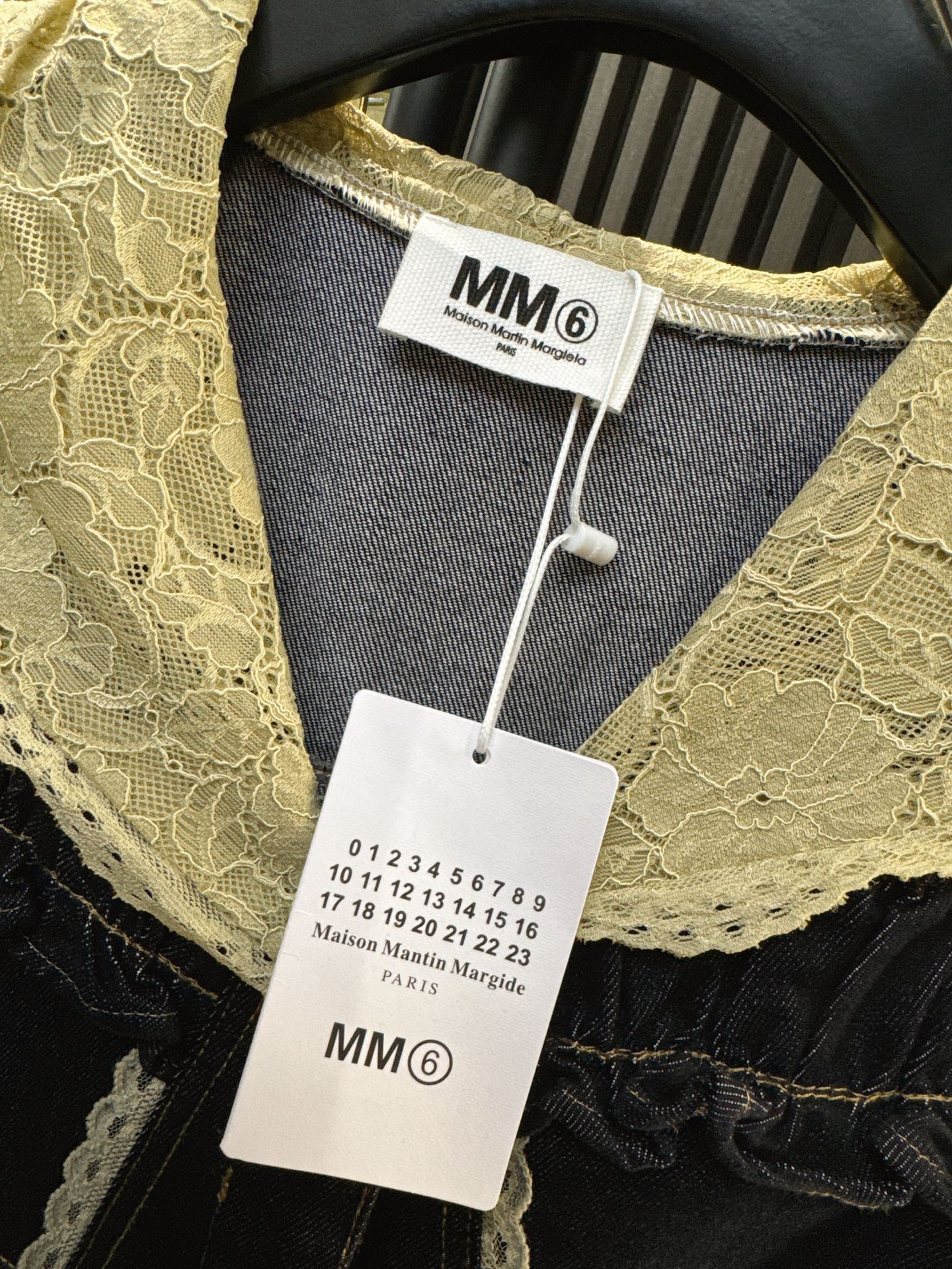 ✨✨✨MM6✨✨✨2025秋冬新款💫 甜美与率性完美融合！蕾丝花边拼接设计连帽马甲搭配中长牛仔半裙套装，