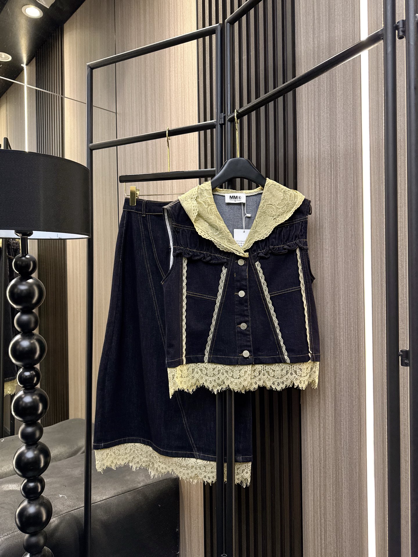 ✨✨✨MM6✨✨✨2025秋冬新款💫 甜美与率性完美融合！蕾丝花边拼接设计连帽马甲搭配中长牛仔半裙套装，