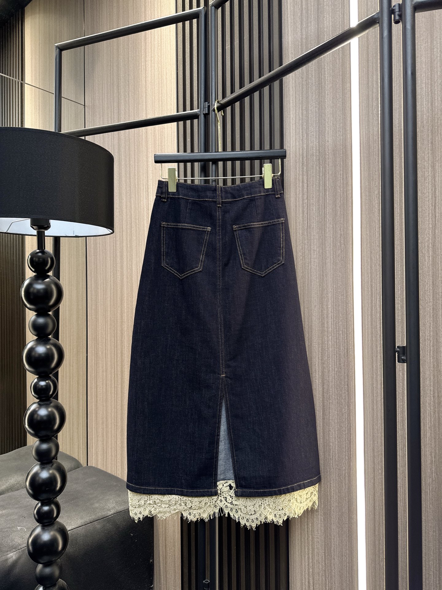 ✨✨✨MM6✨✨✨2025秋冬新款💫 甜美与率性完美融合！蕾丝花边拼接设计连帽马甲搭配中长牛仔半裙套装，