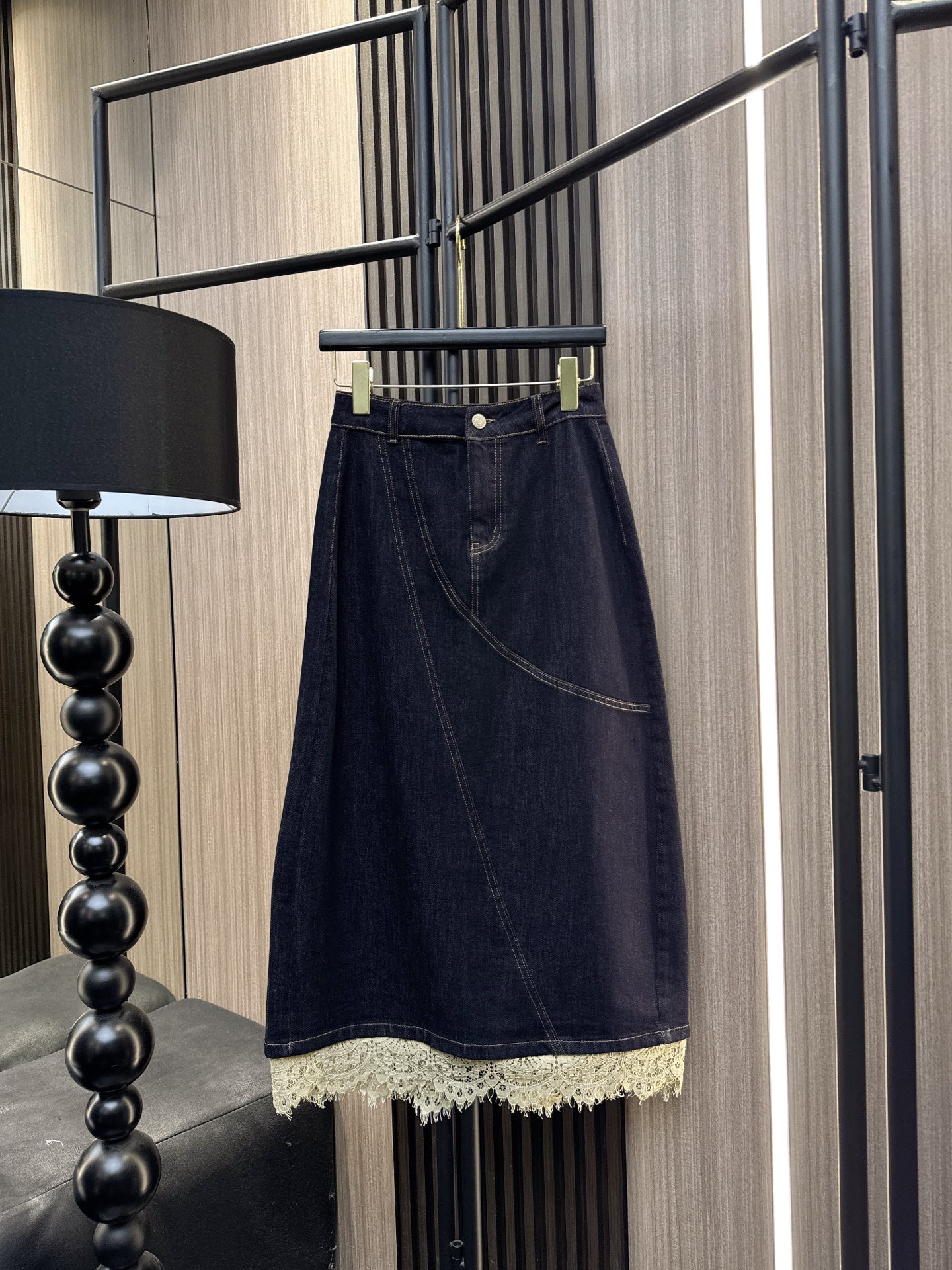 ✨✨✨MM6✨✨✨2025秋冬新款💫 甜美与率性完美融合！蕾丝花边拼接设计连帽马甲搭配中长牛仔半裙套装，