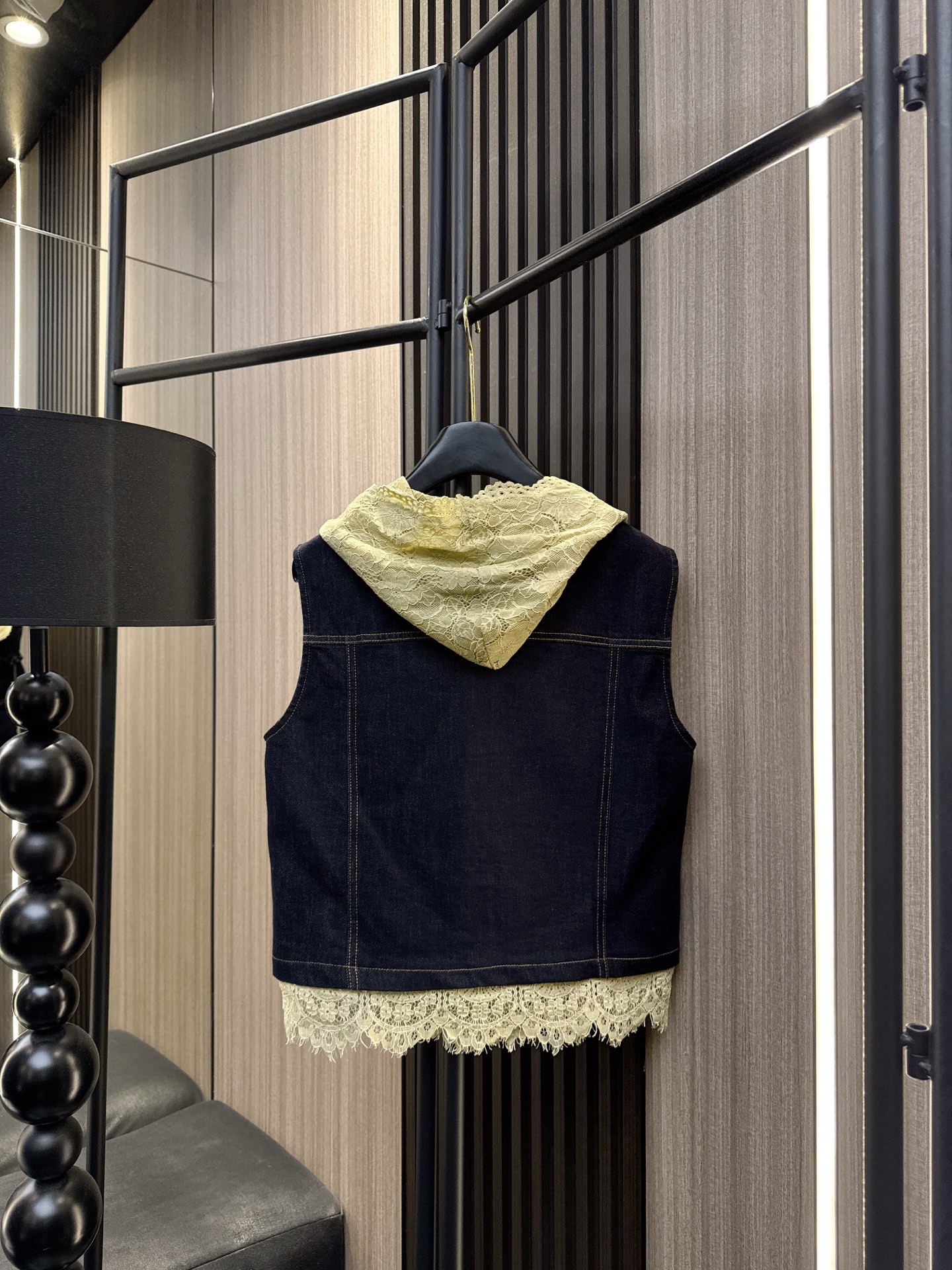 ✨✨✨MM6✨✨✨2025秋冬新款💫 甜美与率性完美融合！蕾丝花边拼接设计连帽马甲搭配中长牛仔半裙套装，