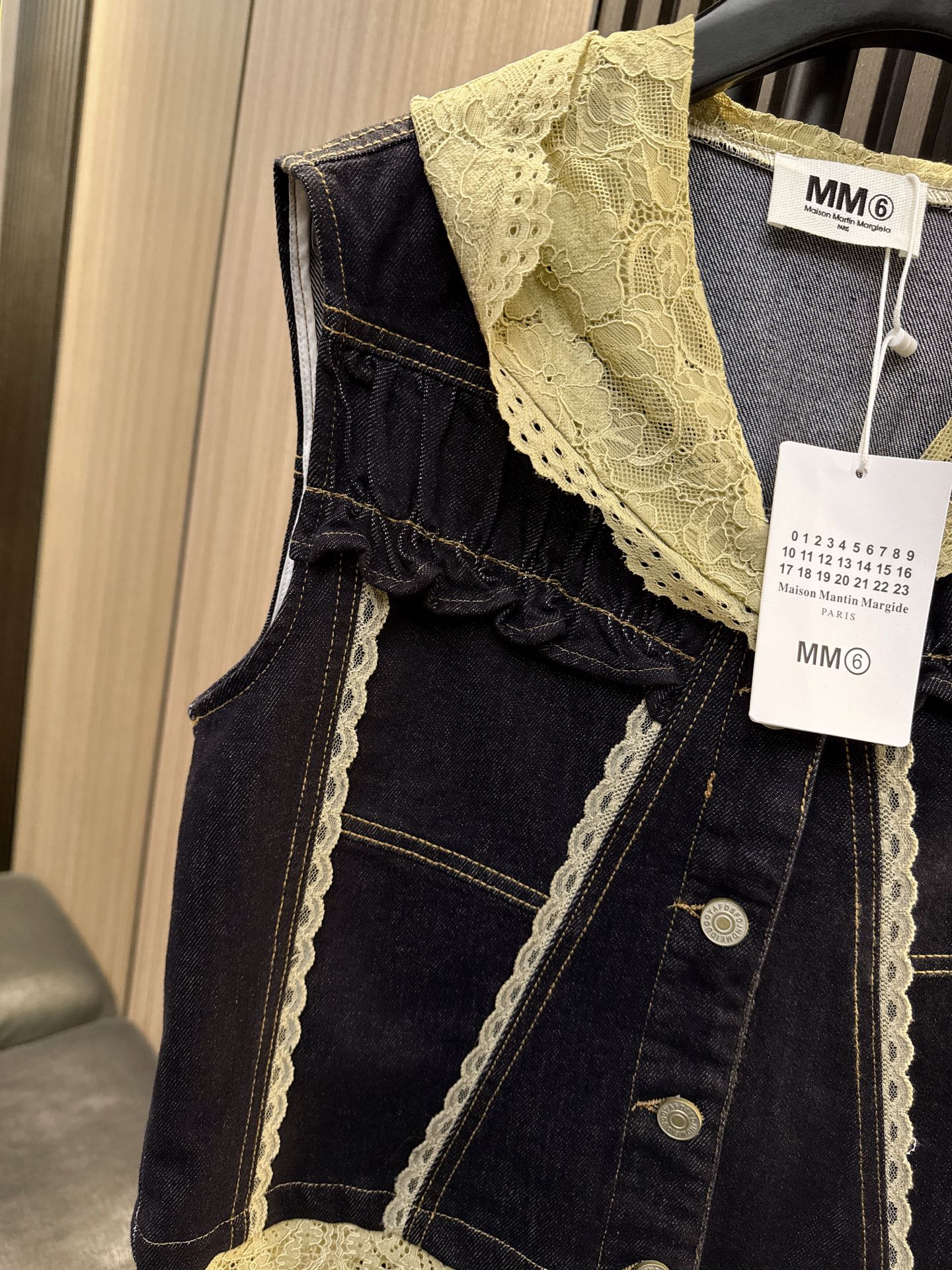 ✨✨✨MM6✨✨✨2025秋冬新款💫 甜美与率性完美融合！蕾丝花边拼接设计连帽马甲搭配中长牛仔半裙套装，