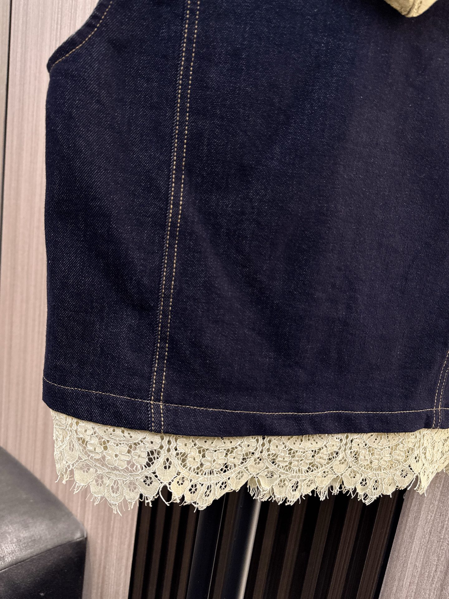 ✨✨✨MM6✨✨✨2025秋冬新款💫 甜美与率性完美融合！蕾丝花边拼接设计连帽马甲搭配中长牛仔半裙套装，