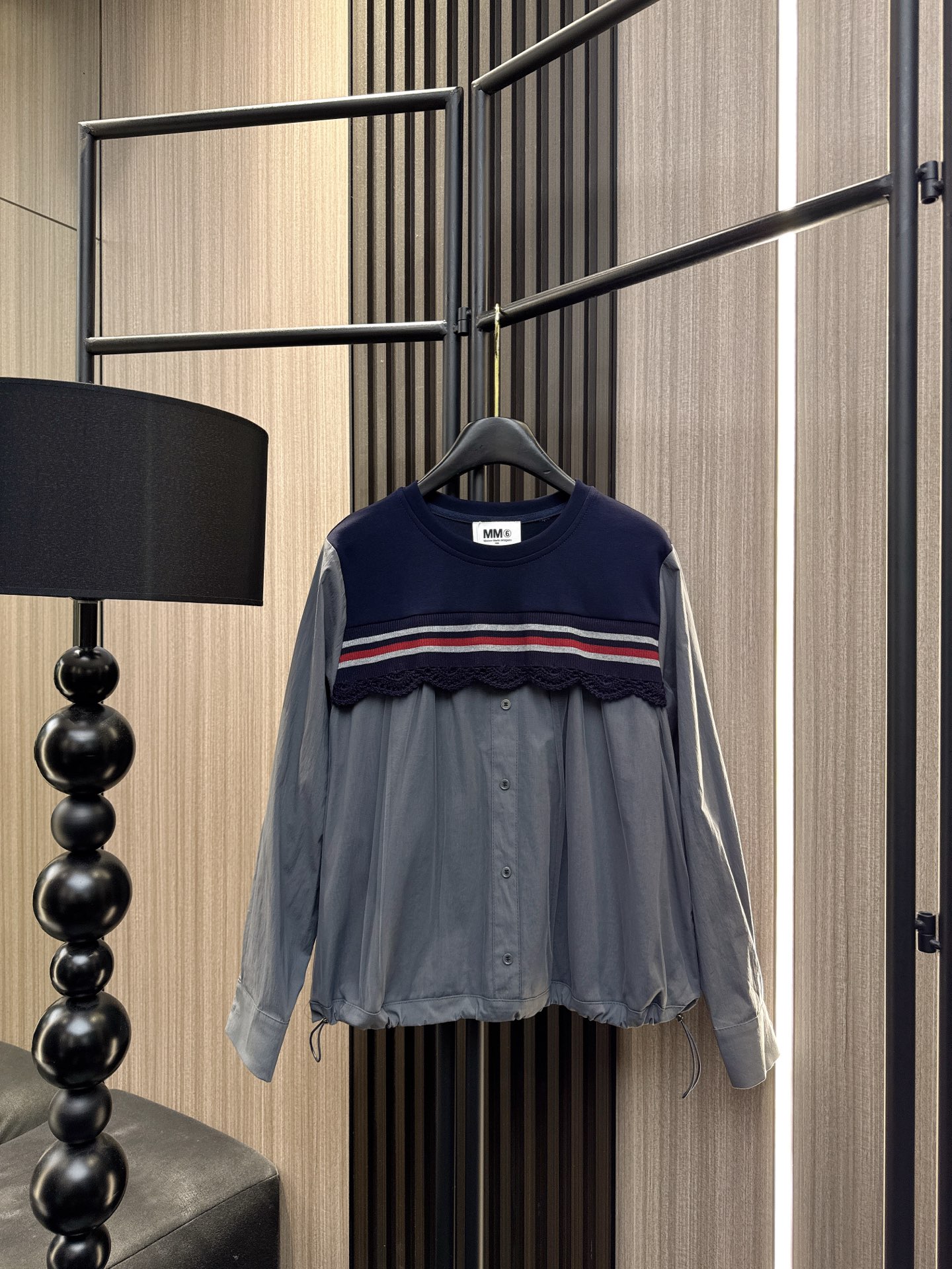 ✨✨✨MM6✨✨✨2025秋冬新款💫下摆抽绳+网纱拼接假两件上衣 解锁秋冬高级感穿搭～ ✨立体剪裁圆领显