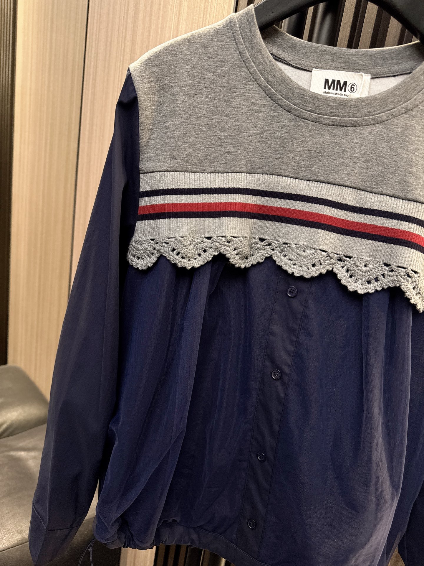 ✨✨✨MM6✨✨✨2025秋冬新款💫下摆抽绳+网纱拼接假两件上衣 解锁秋冬高级感穿搭～ ✨立体剪裁圆领显