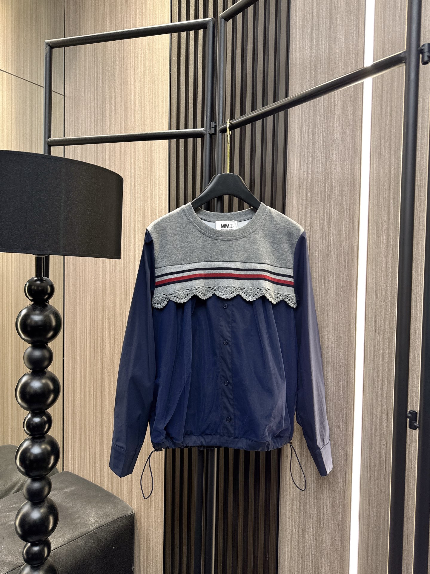 ✨✨✨MM6✨✨✨2025秋冬新款💫下摆抽绳+网纱拼接假两件上衣 解锁秋冬高级感穿搭～ ✨立体剪裁圆领显