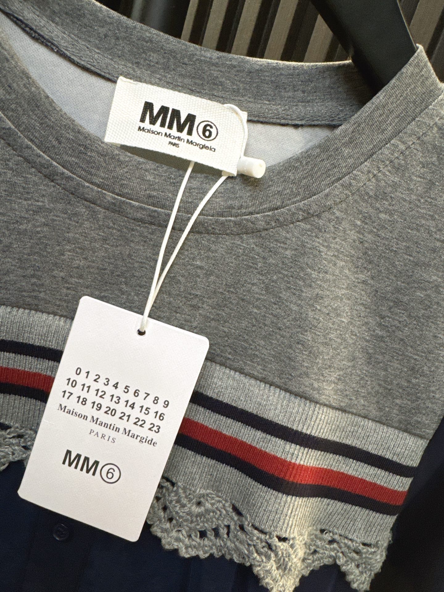 ✨✨✨MM6✨✨✨2025秋冬新款💫下摆抽绳+网纱拼接假两件上衣 解锁秋冬高级感穿搭～ ✨立体剪裁圆领显