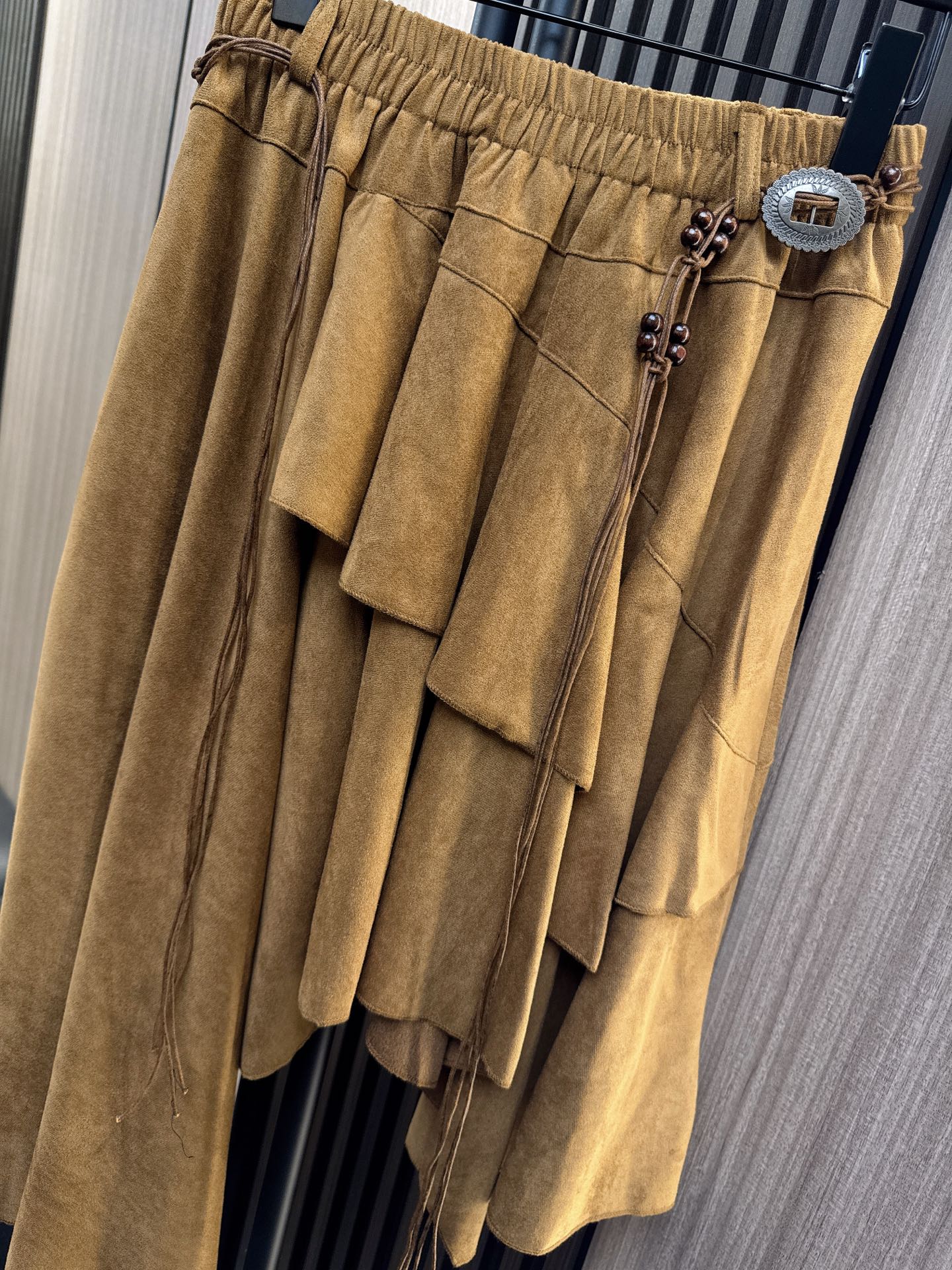 ✨✨✨伊莎贝尔✨✨✨2025秋冬新款💫 【时尚上新】不规则的魅力藏在这条荷叶边A字半裙里！采用高品质面料